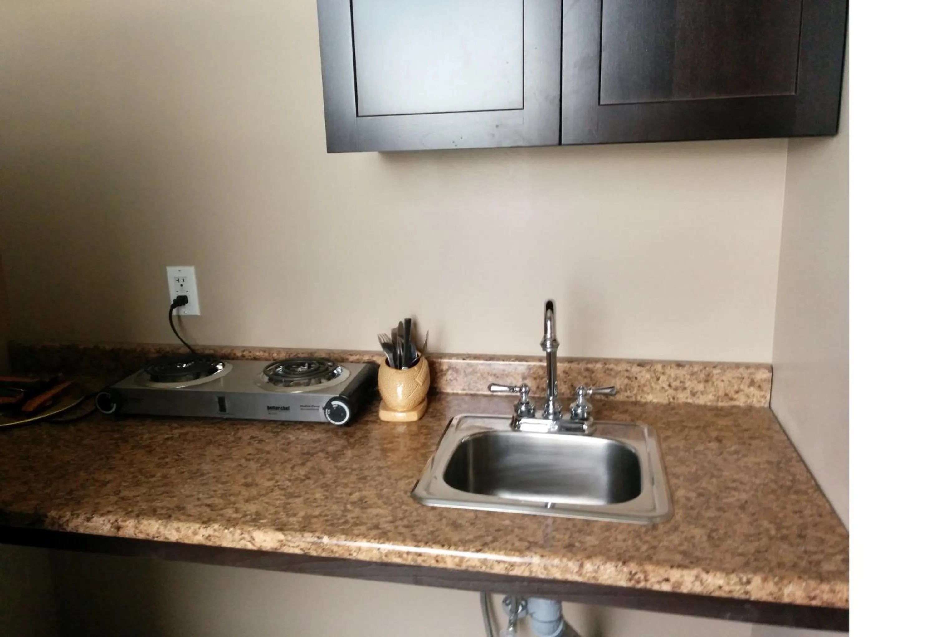 Kitchen or kitchenette in Bonnyville Hotel