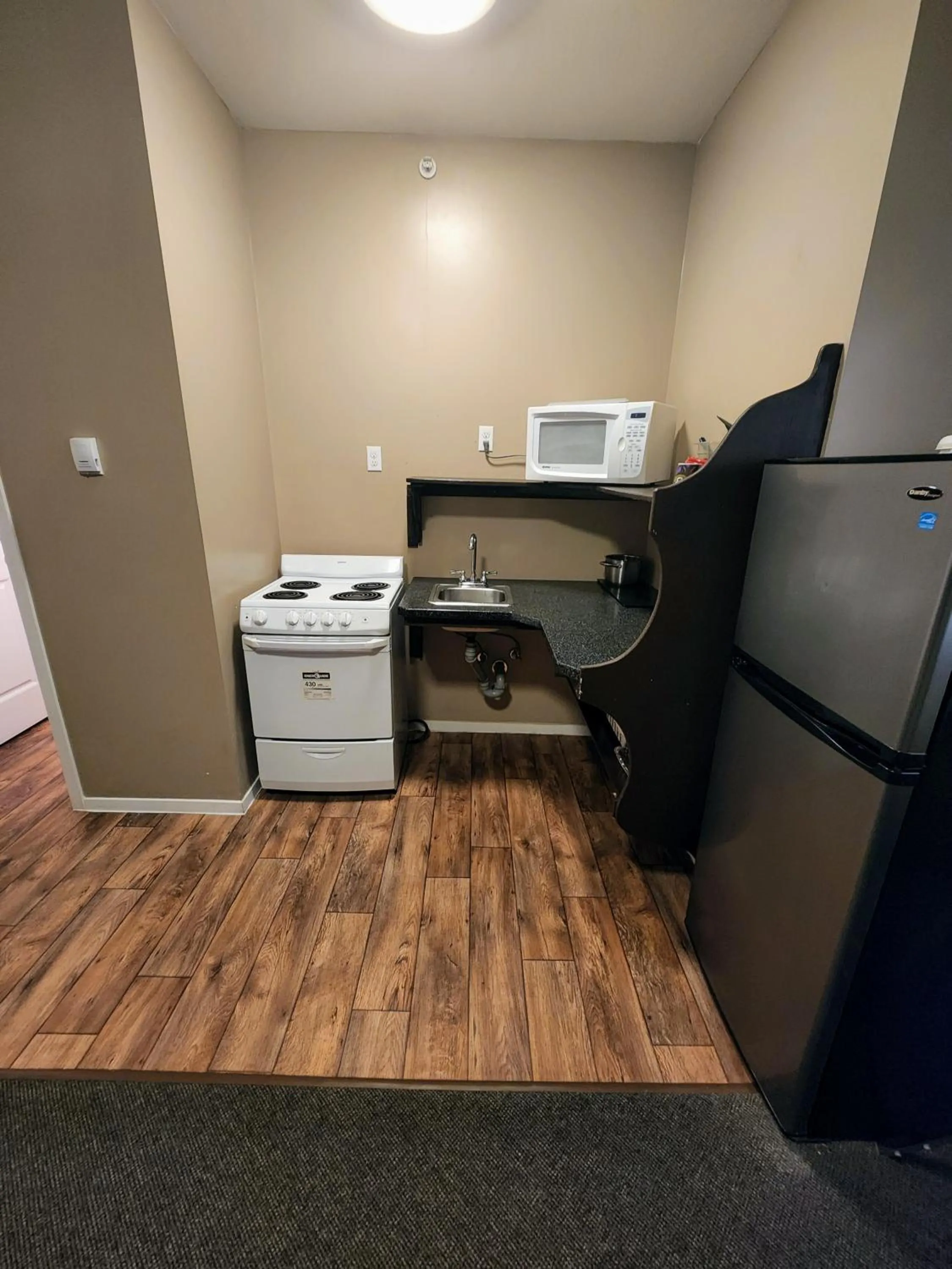 Kitchen or kitchenette in Bonnyville Hotel
