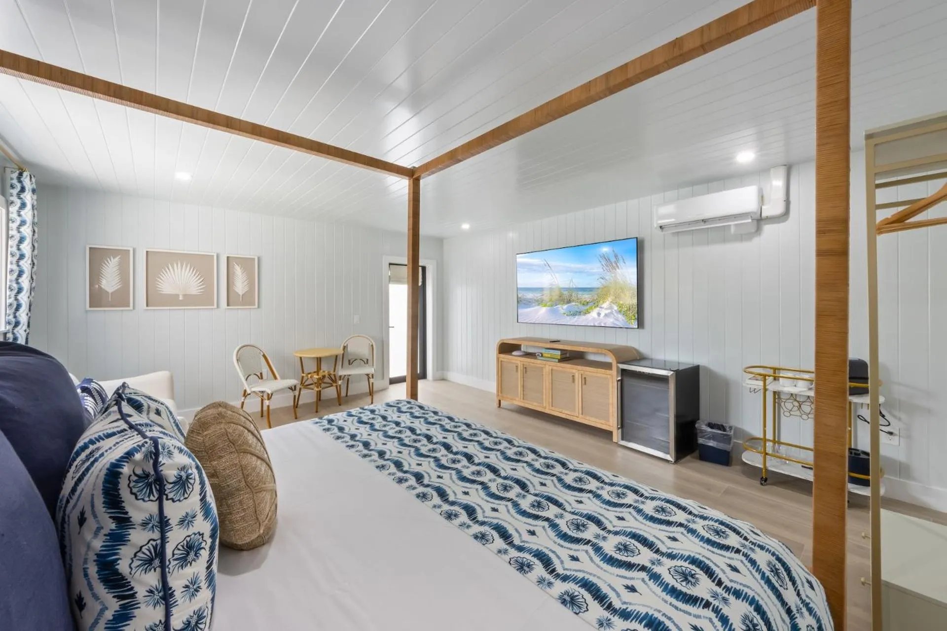 TV and multimedia, Bed in Seabreeze at Anna Maria Island Inn