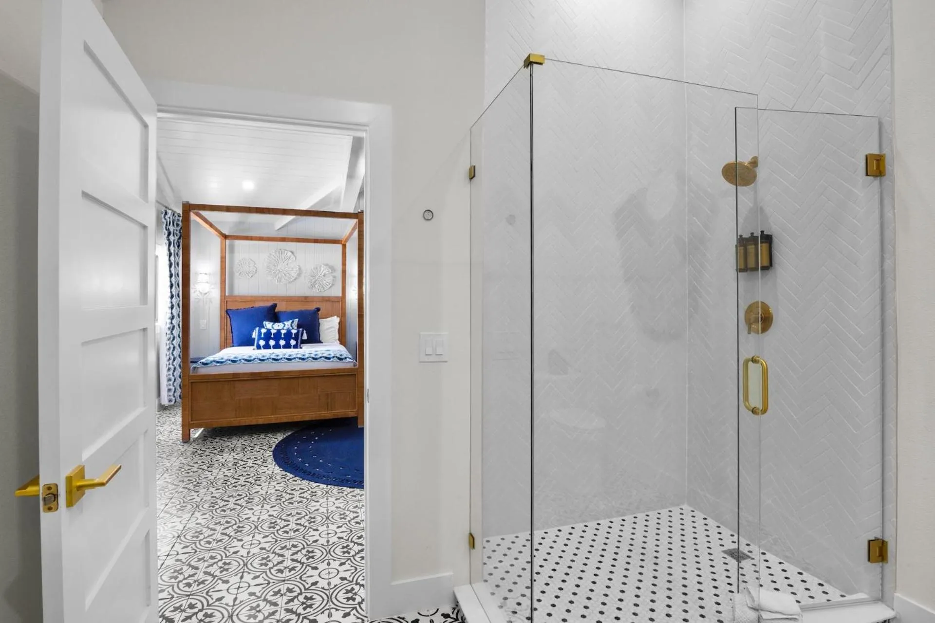 Bathroom, Bed in Seabreeze at Anna Maria Island Inn