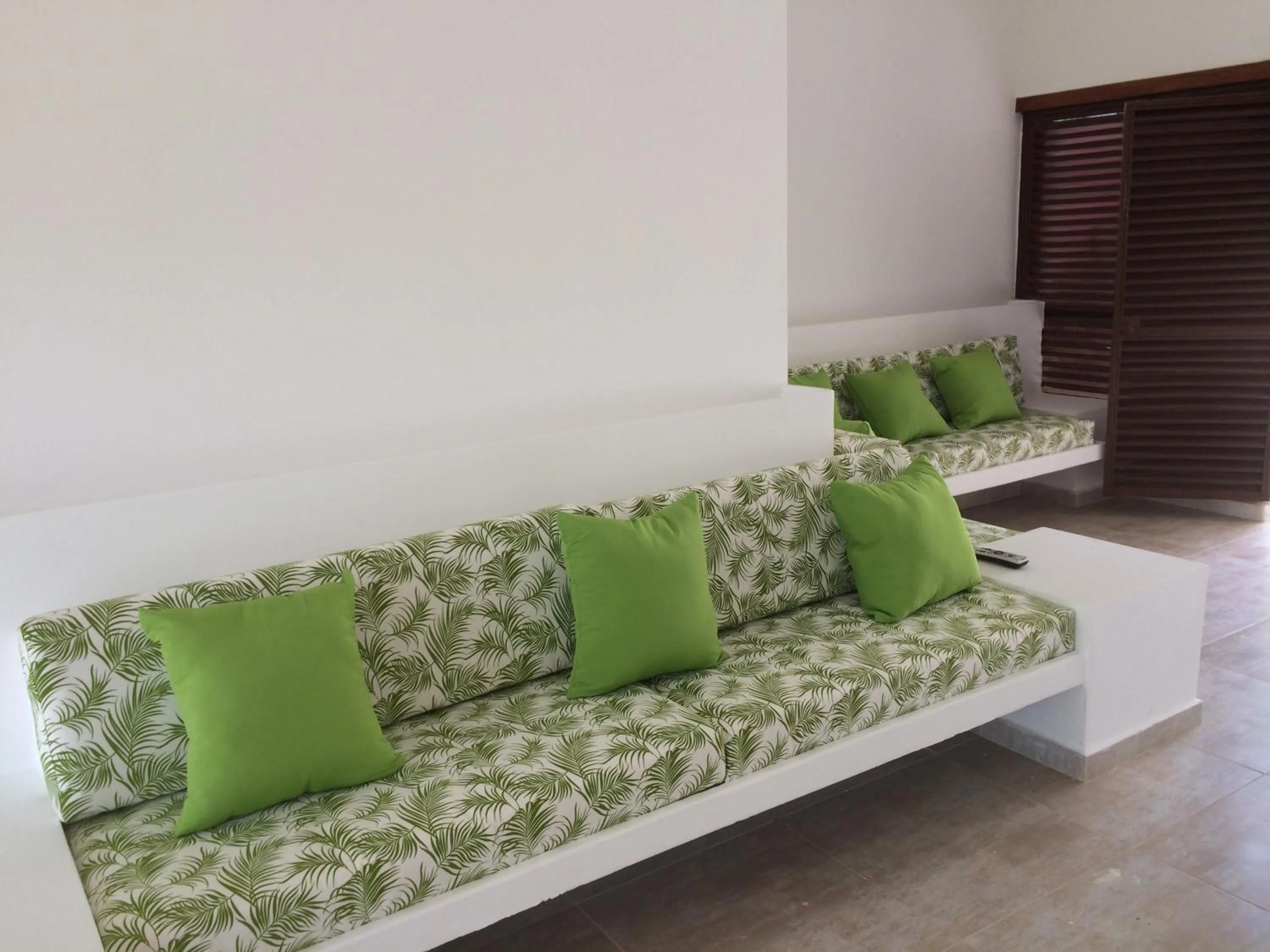 Communal lounge/ TV room in Arizona Ranch Hotel