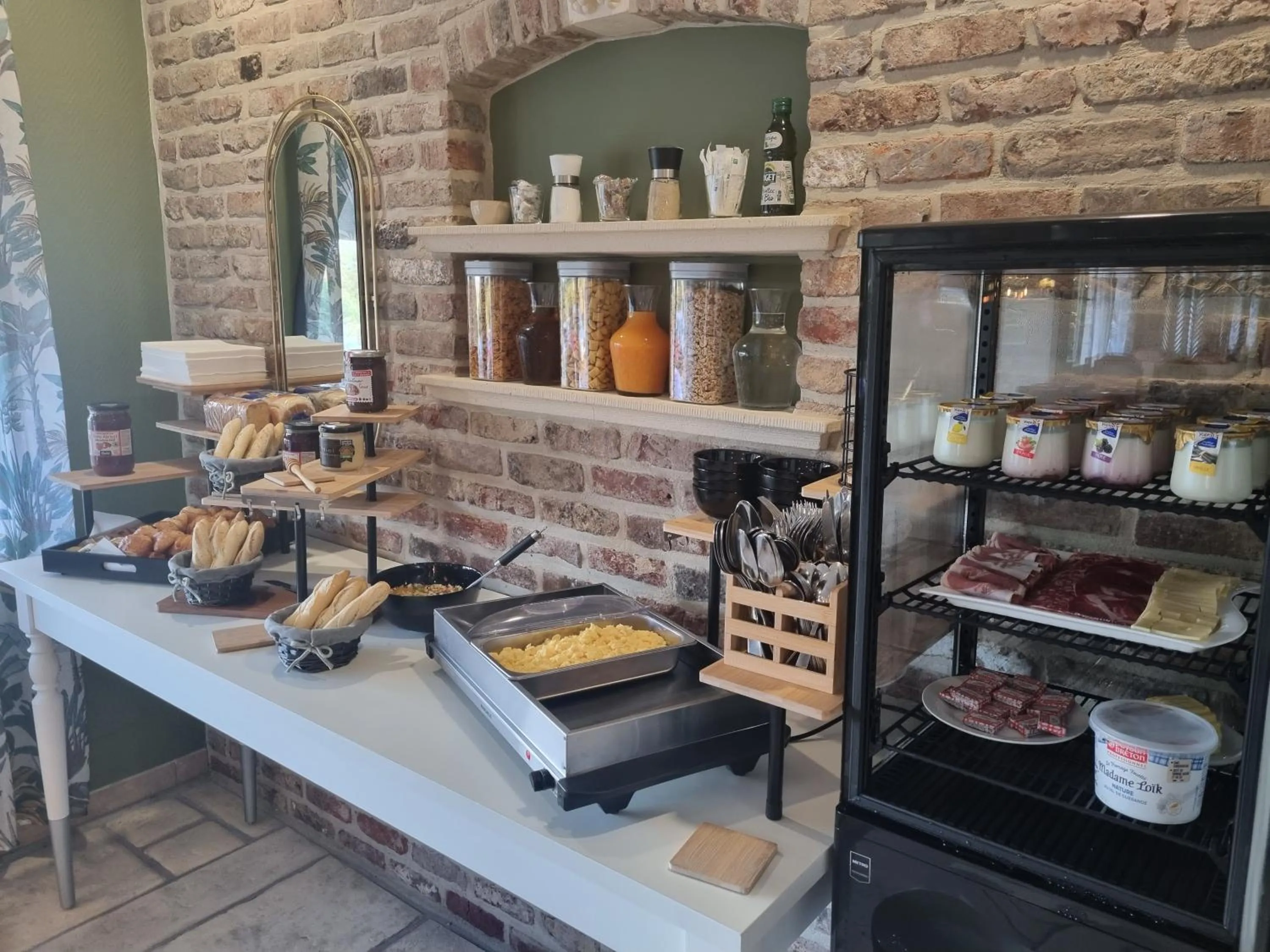 Breakfast in Hôtel Le Prieuré