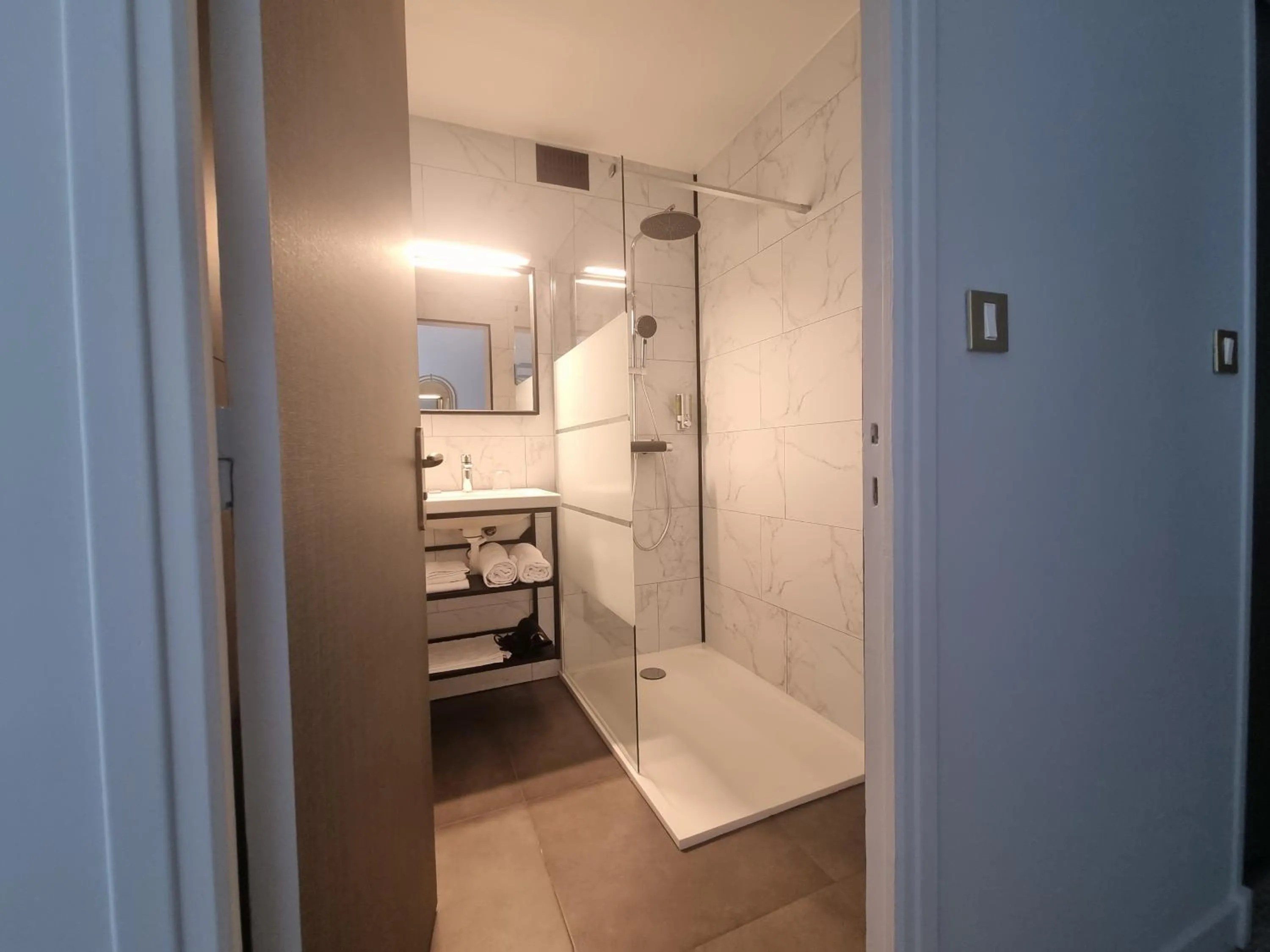 Bathroom in Hôtel Le Prieuré