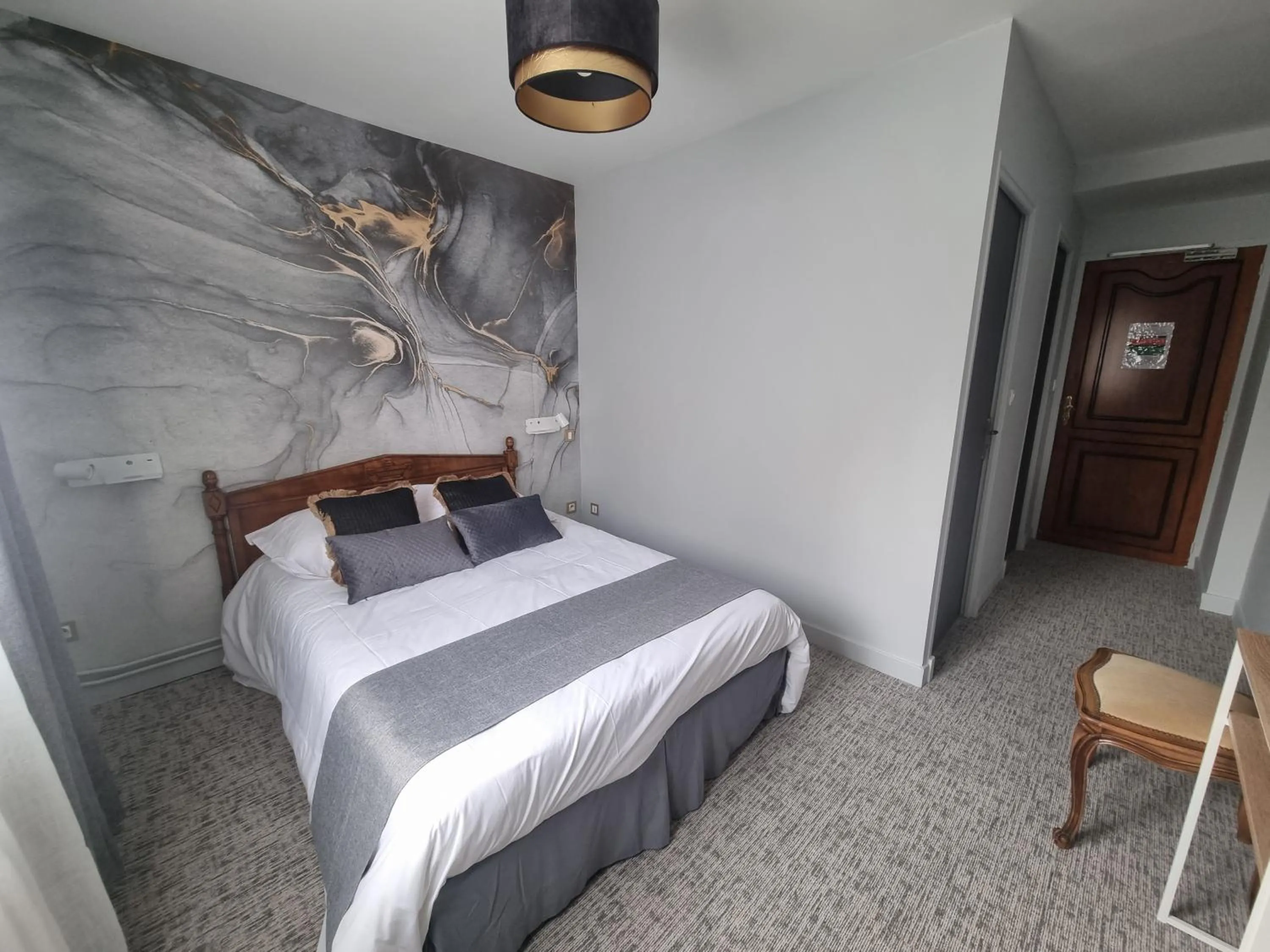 Bed in Hôtel Le Prieuré