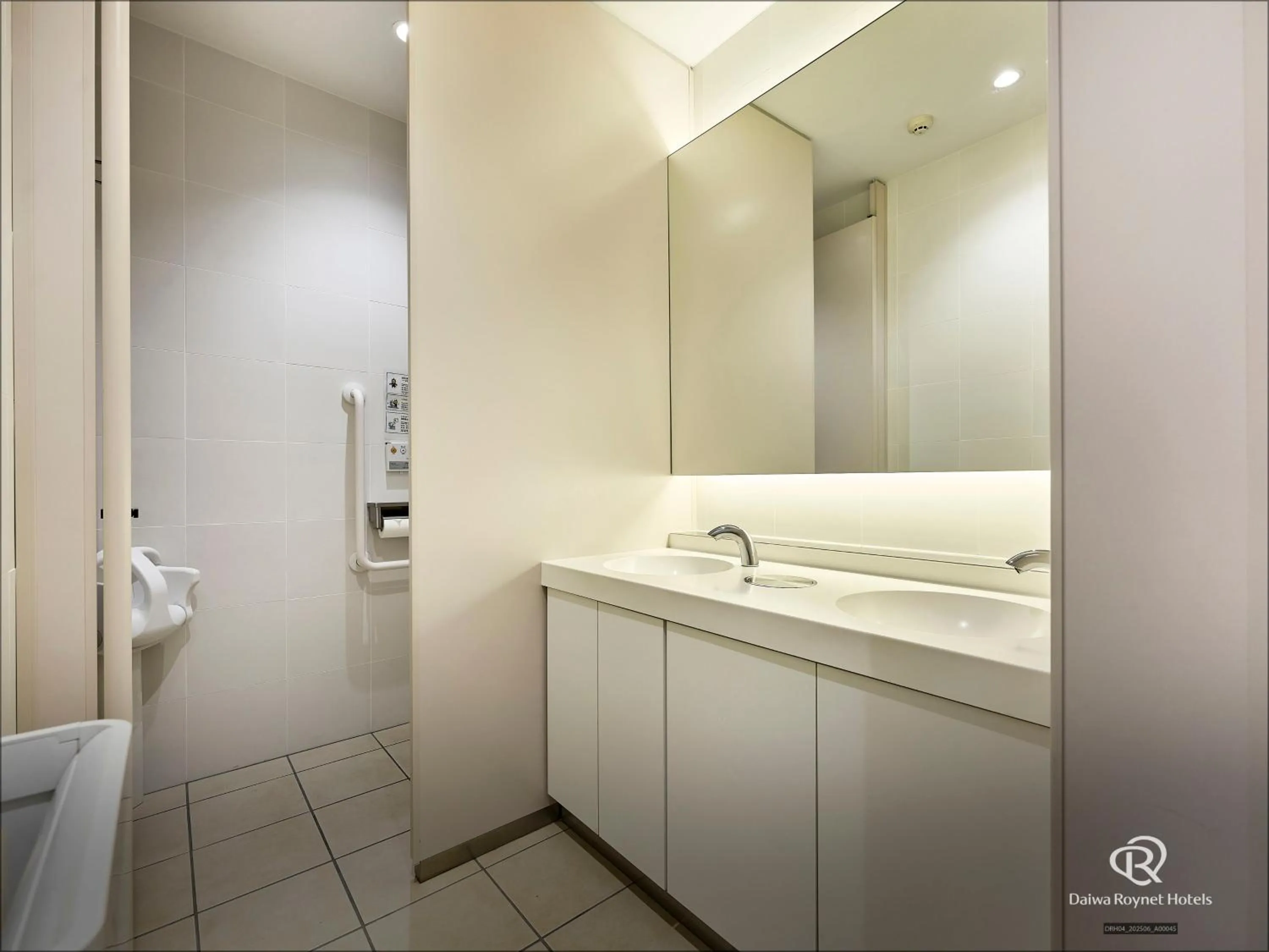 Toilet in Daiwa Roynet Hotel Numazu