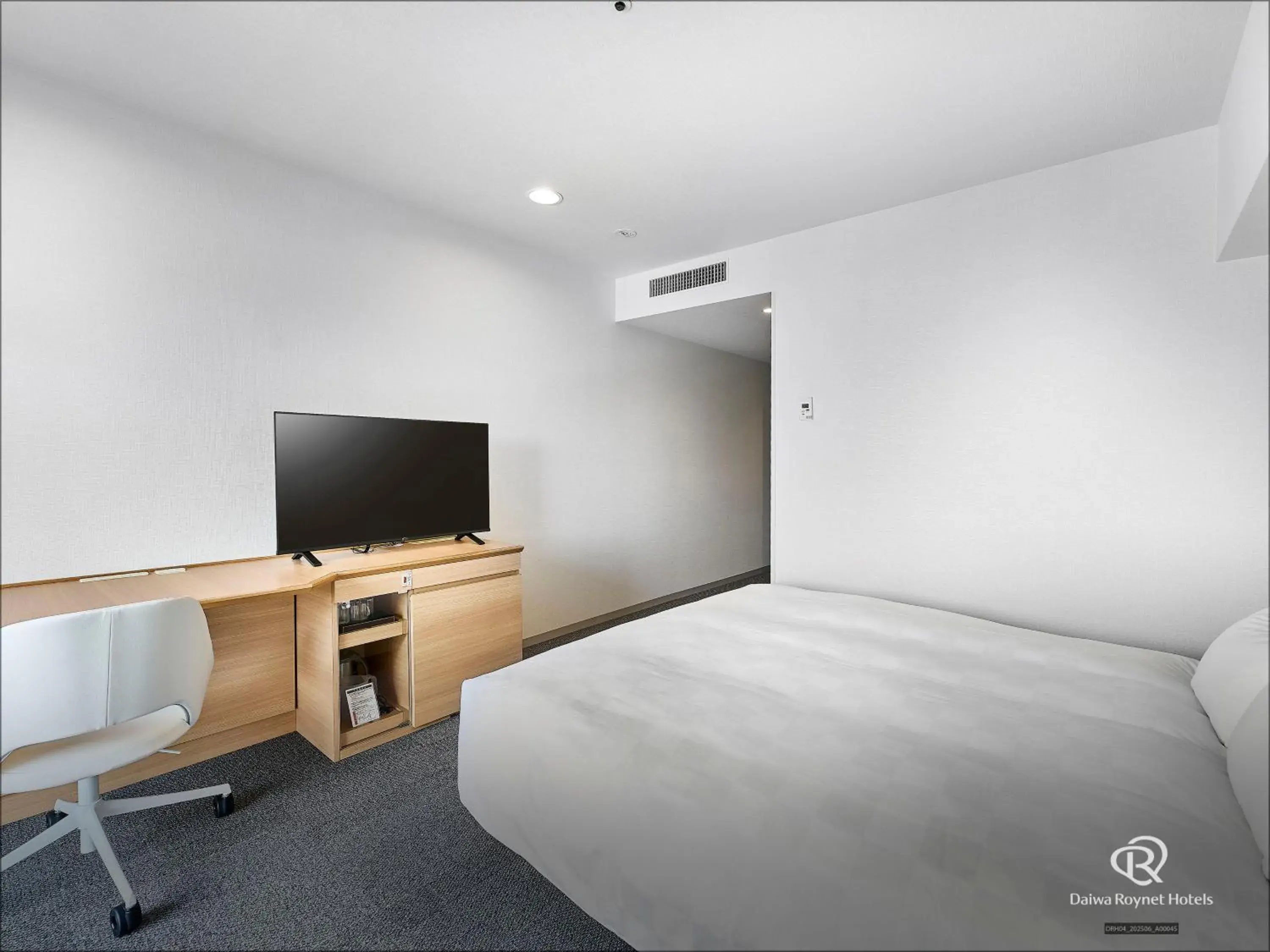 Photo of the whole room, Bed in Daiwa Roynet Hotel Numazu Photo of the whole room, Bed in Daiwa Roynet Hotel Numazu