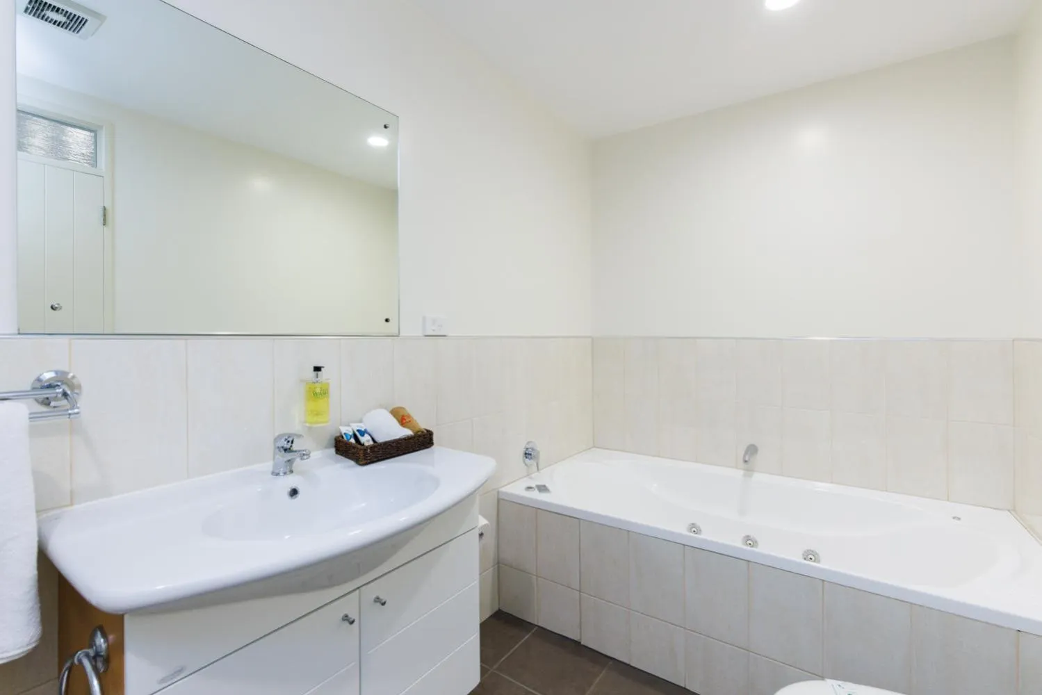 Bathroom in Fitzherbert Regency Motor Lodge