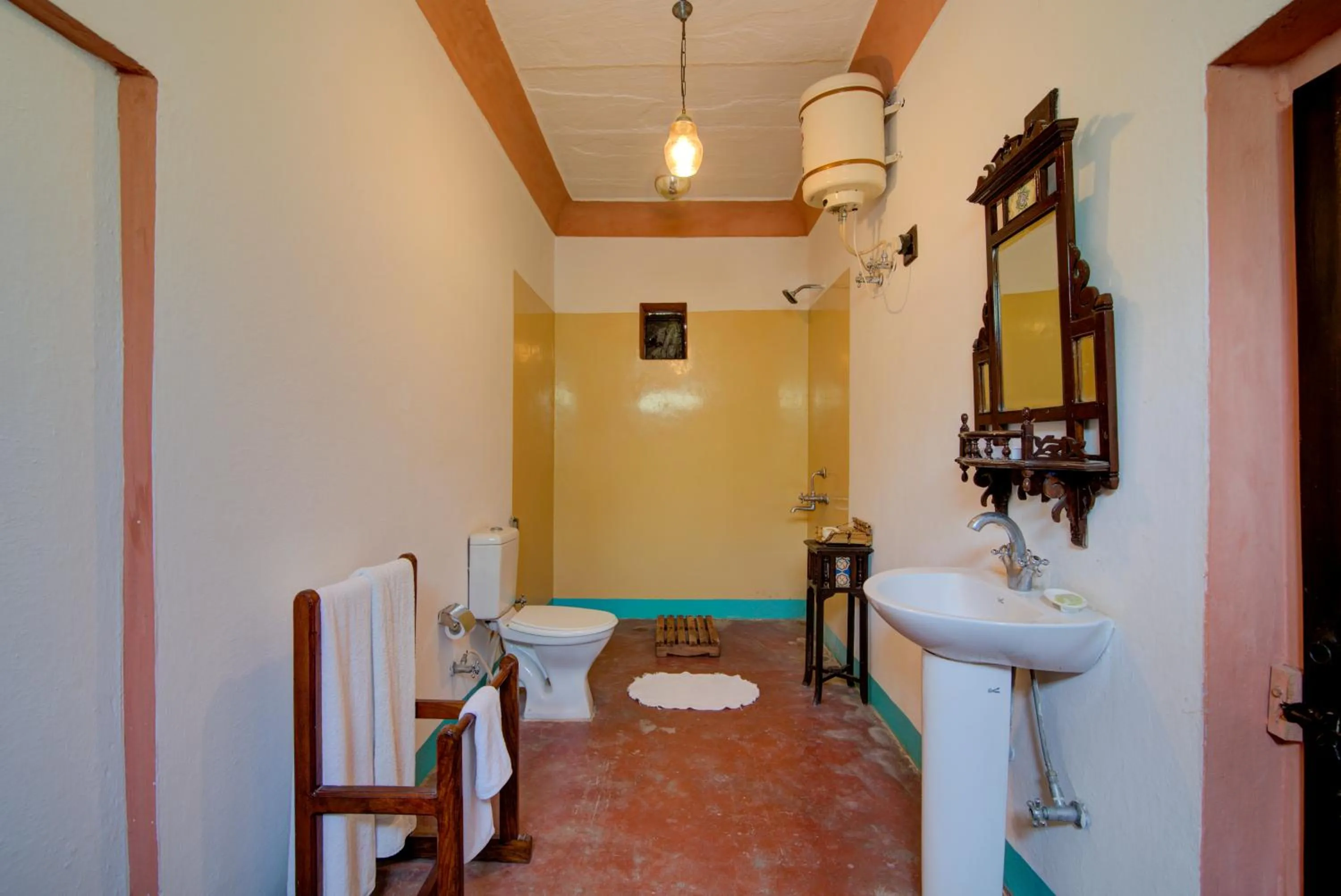 Shower in Fort Dadhikar, Alwar