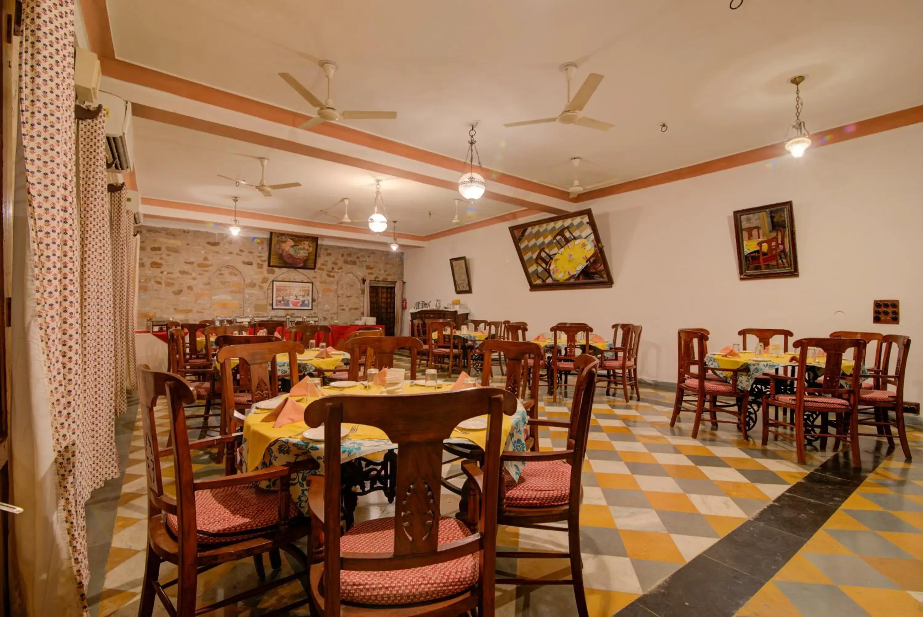 Restaurant/places to eat in Fort Dadhikar, Alwar Restaurant/places to eat in Fort Dadhikar, Alwar