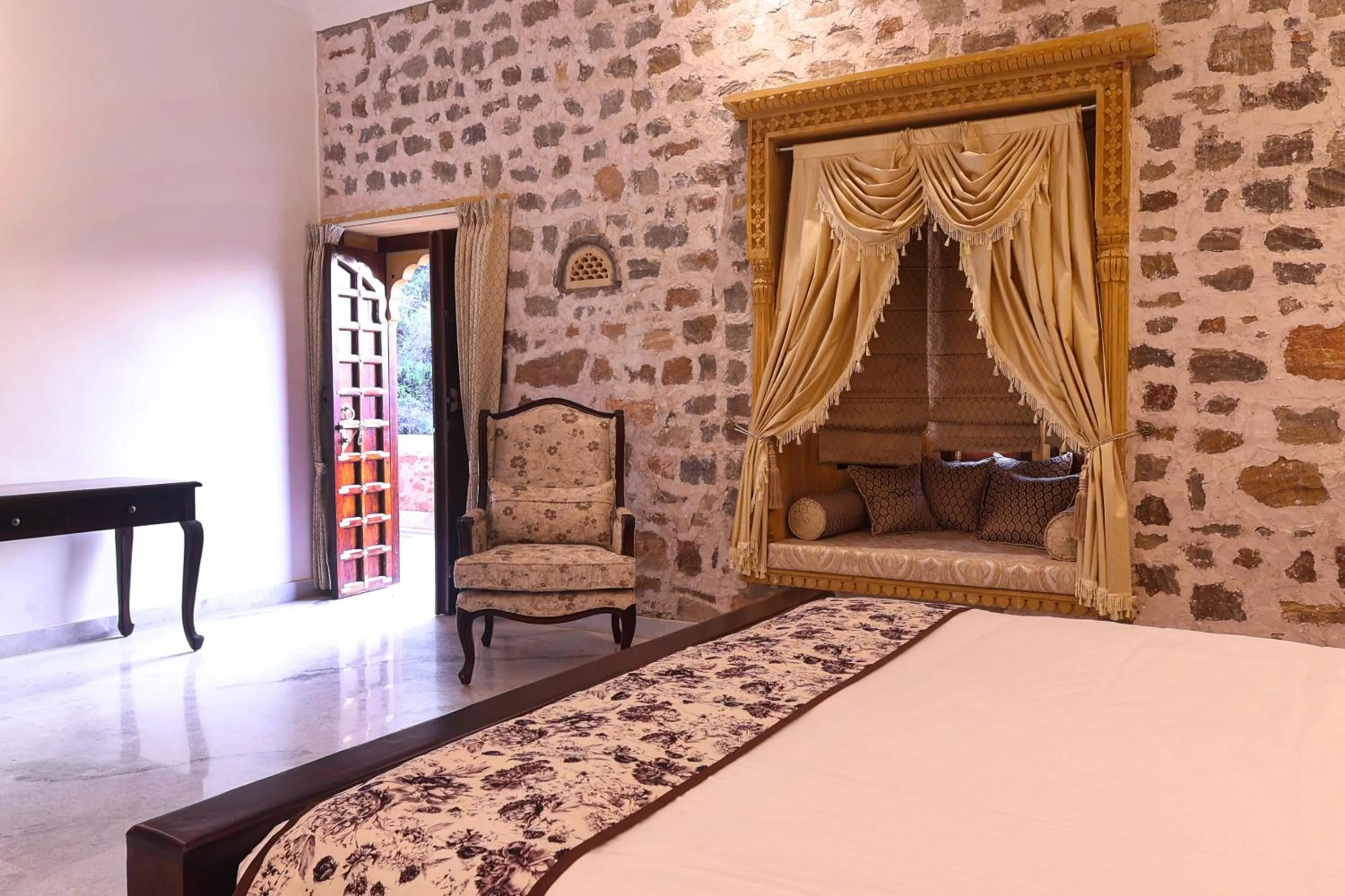 Bed in Fort Dadhikar, Alwar