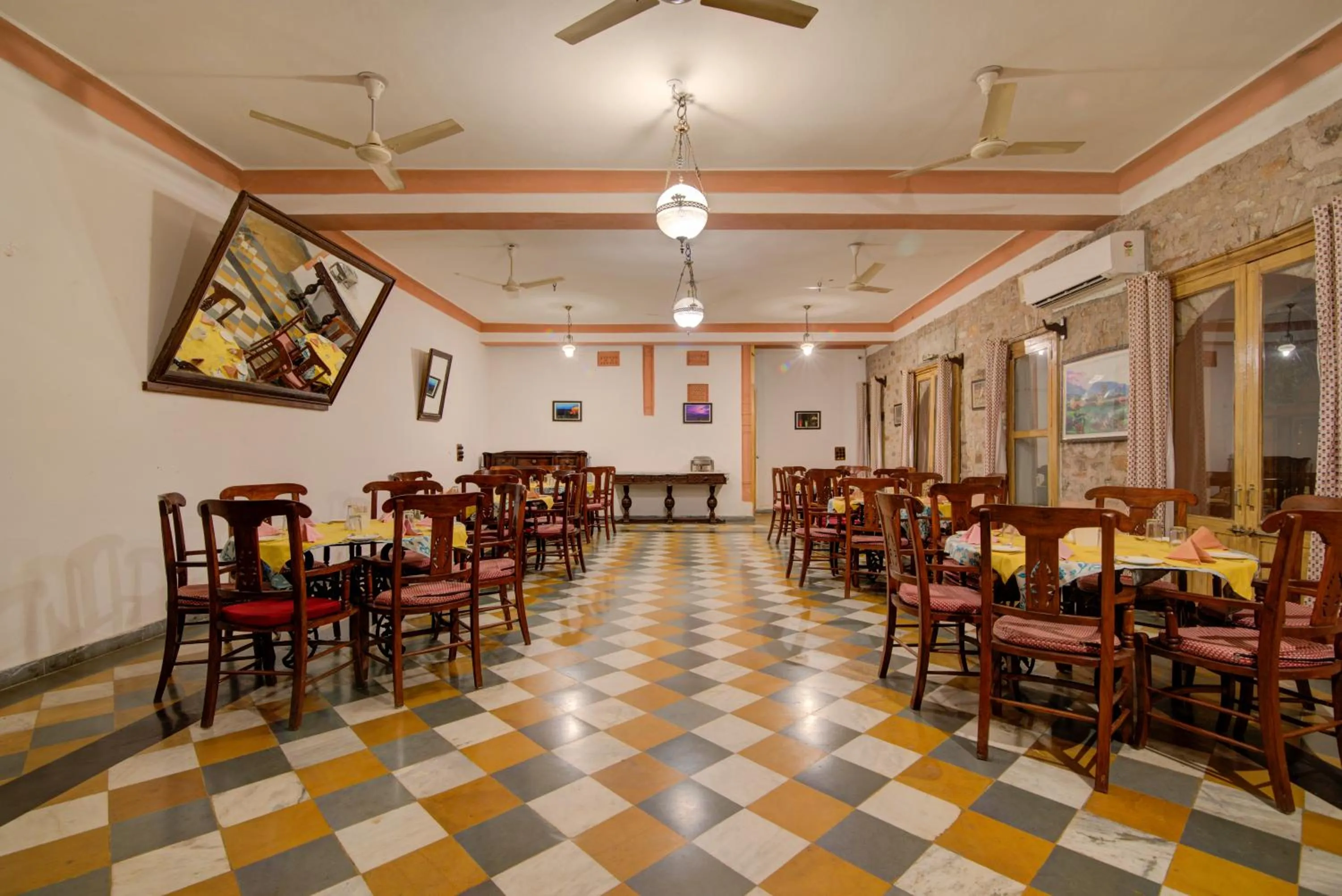 Restaurant/places to eat in Fort Dadhikar, Alwar