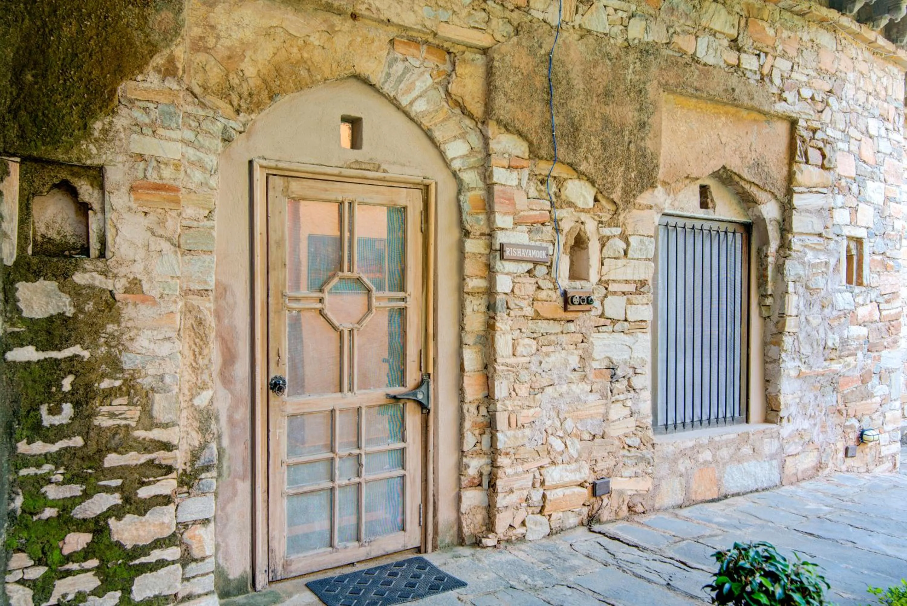 Facade/entrance in Fort Dadhikar, Alwar