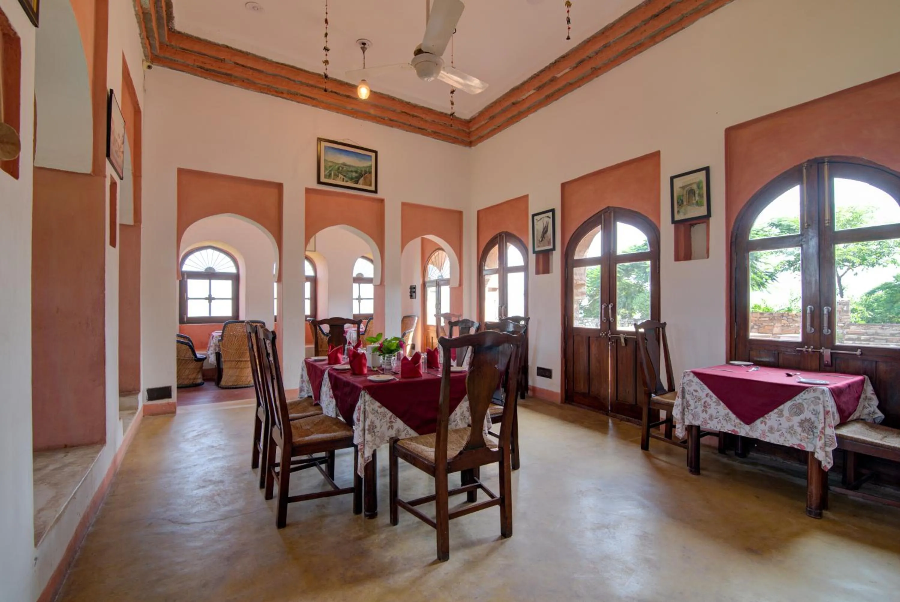 Restaurant/places to eat in Fort Dadhikar, Alwar