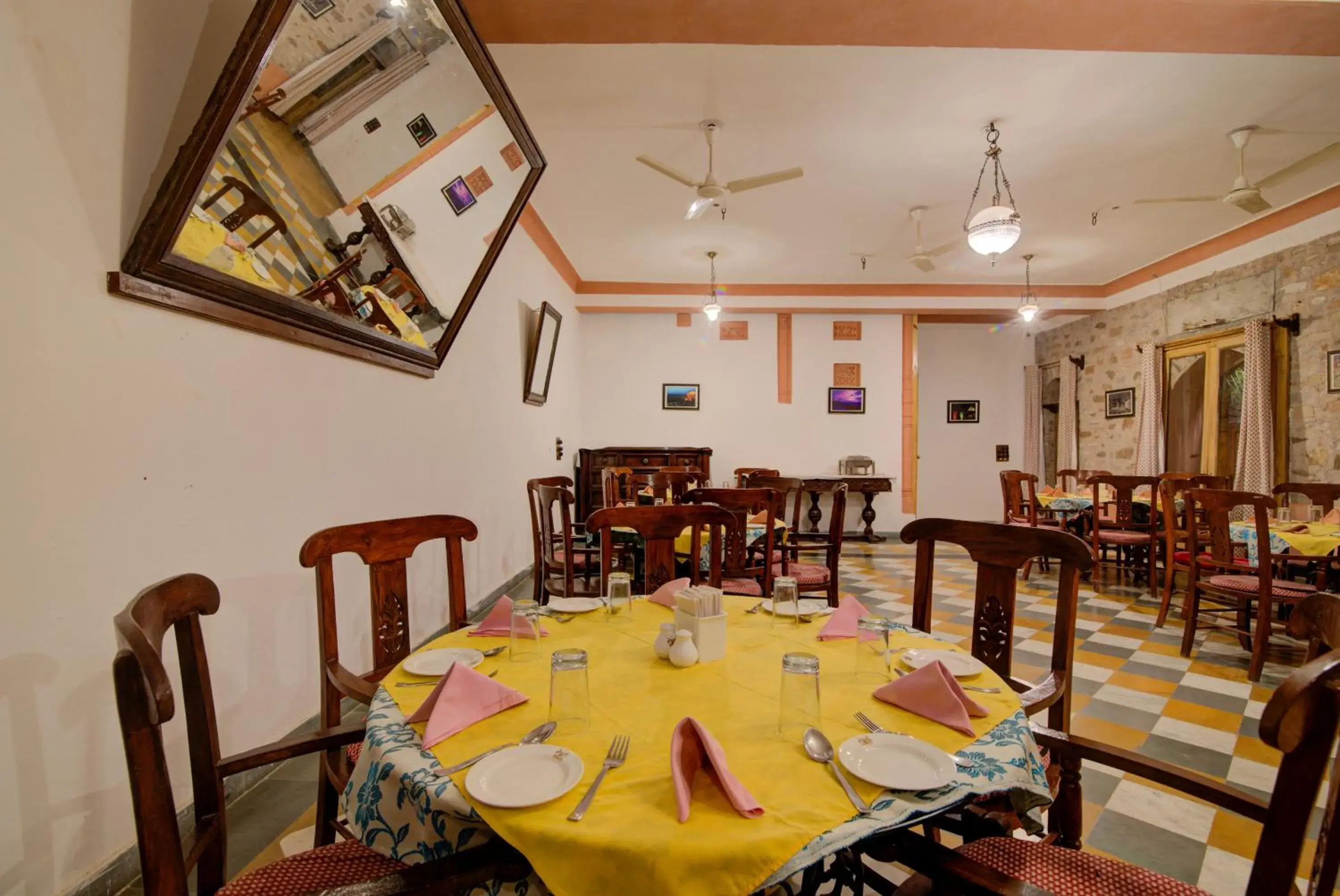 Restaurant/places to eat in Fort Dadhikar, Alwar Restaurant/places to eat in Fort Dadhikar, Alwar