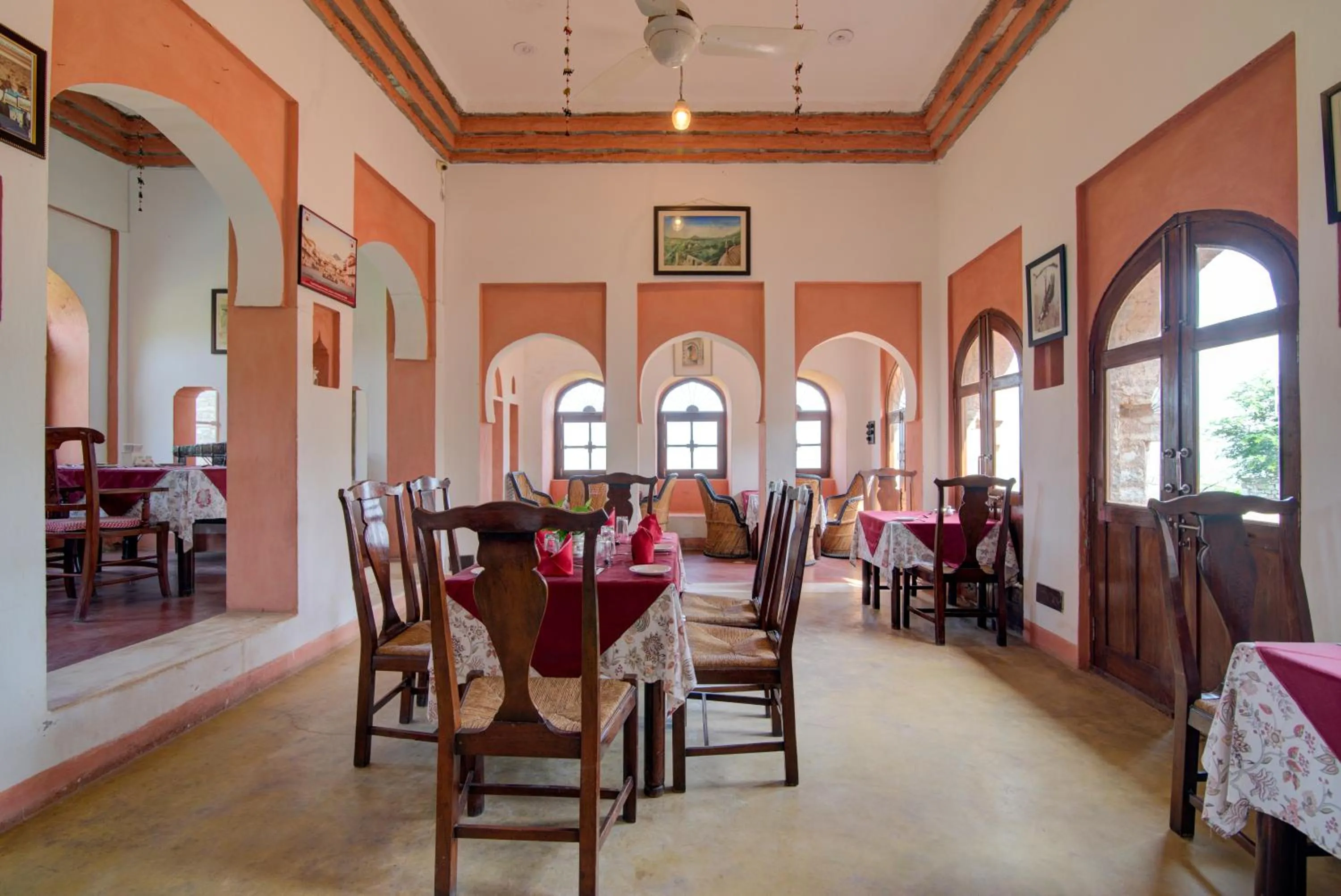Restaurant/places to eat in Fort Dadhikar, Alwar