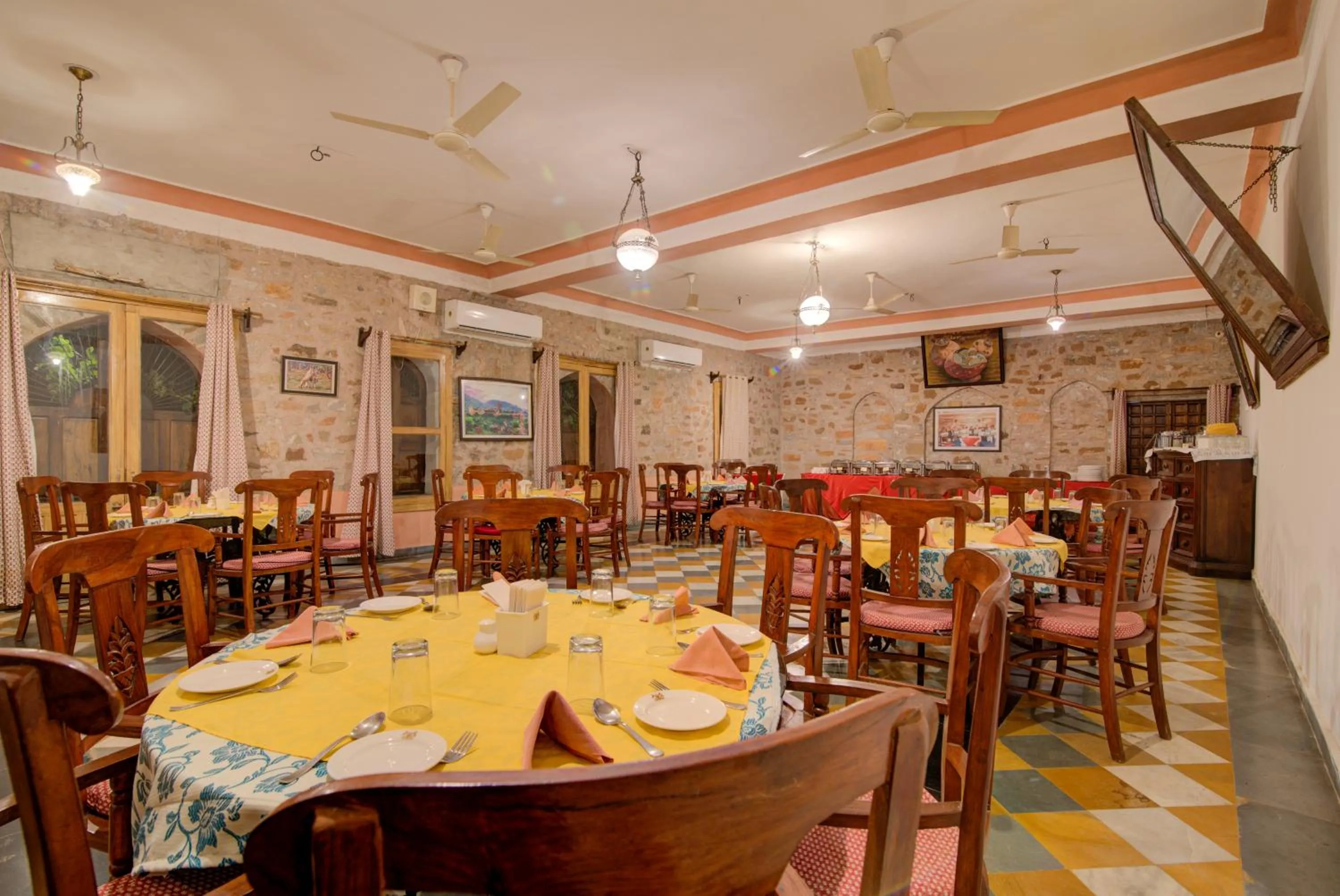 Restaurant/places to eat in Fort Dadhikar, Alwar
