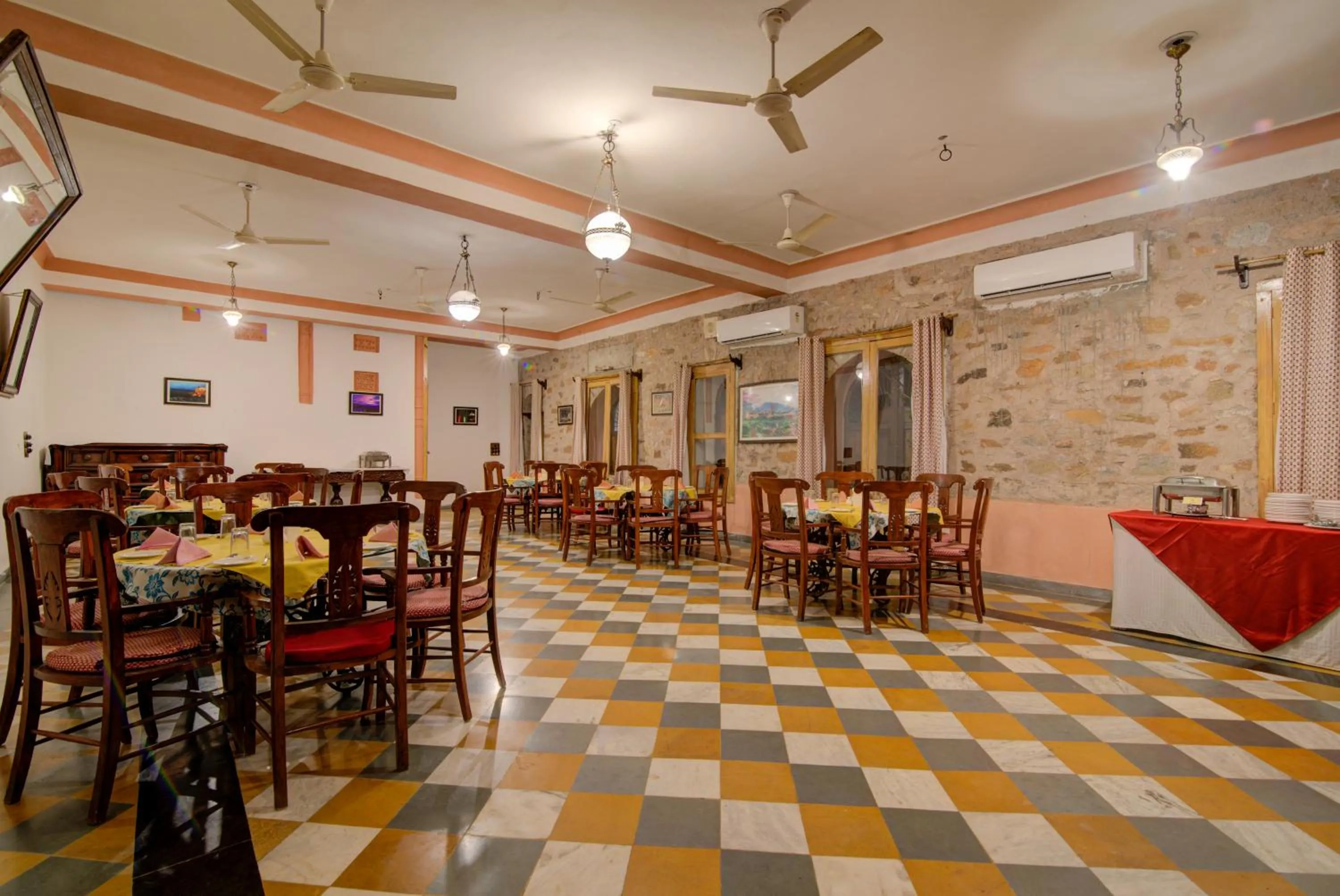 Restaurant/places to eat in Fort Dadhikar, Alwar