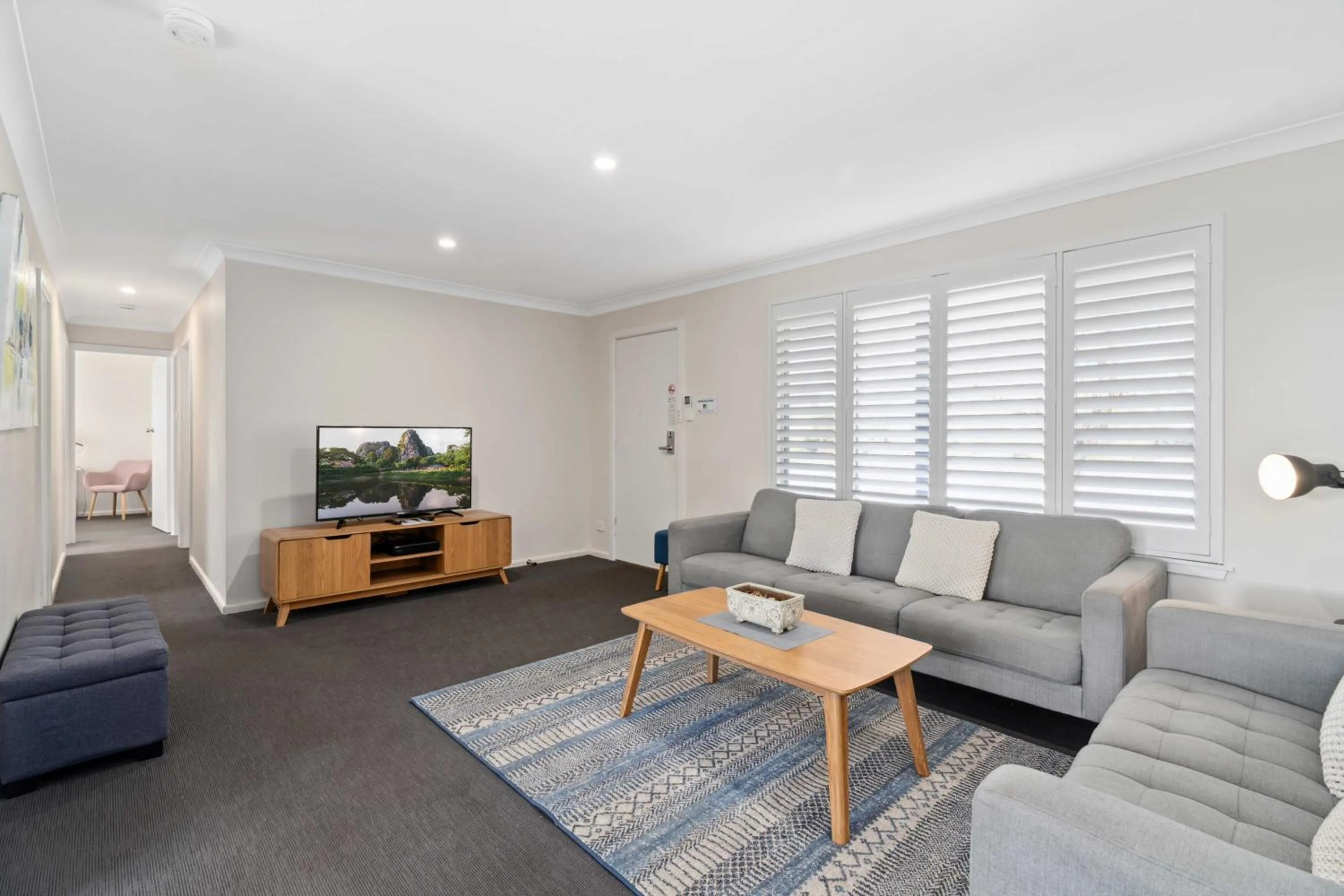 TV and multimedia in West End Motor Lodge