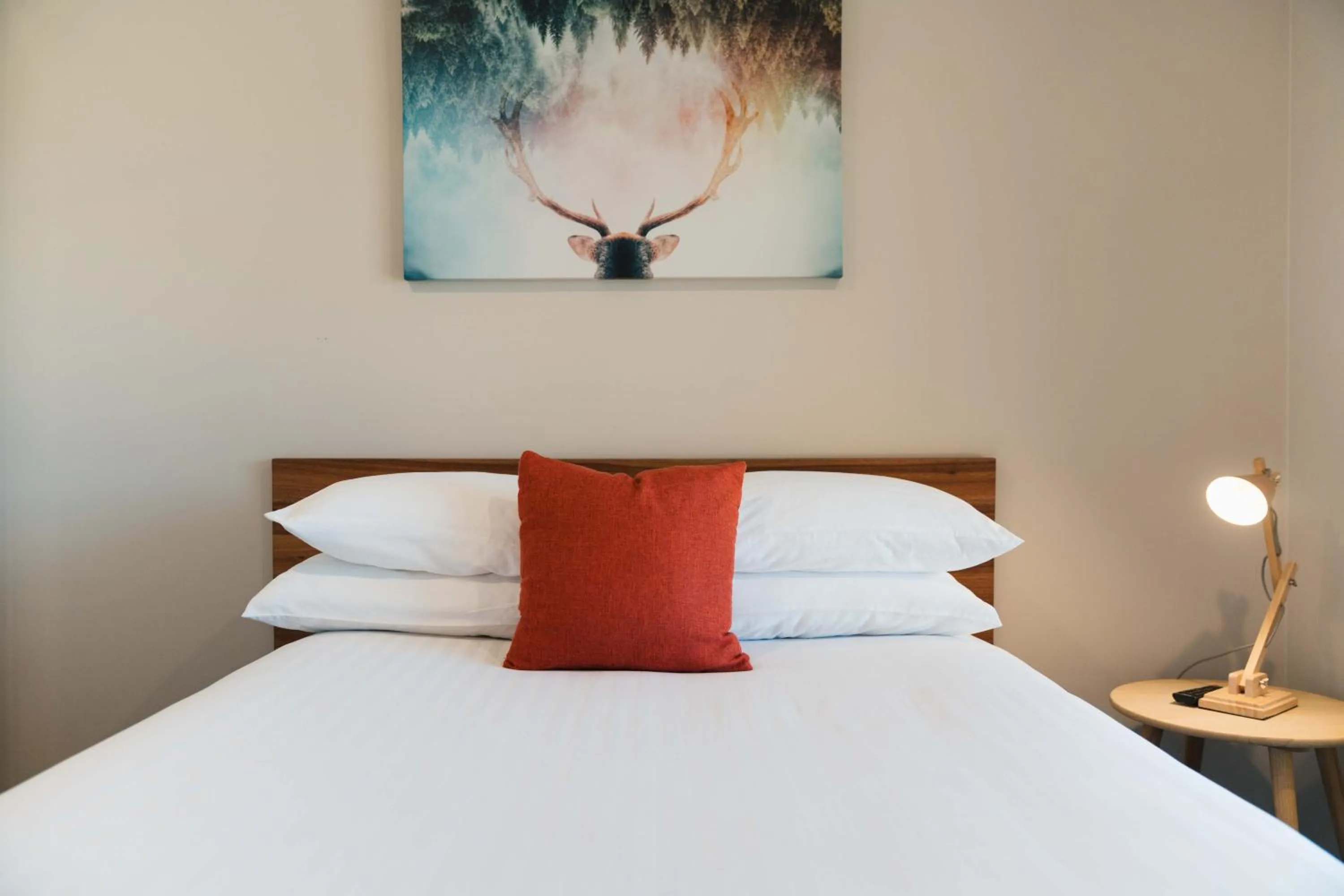 Photo of the whole room, Bed in West End Motor Lodge