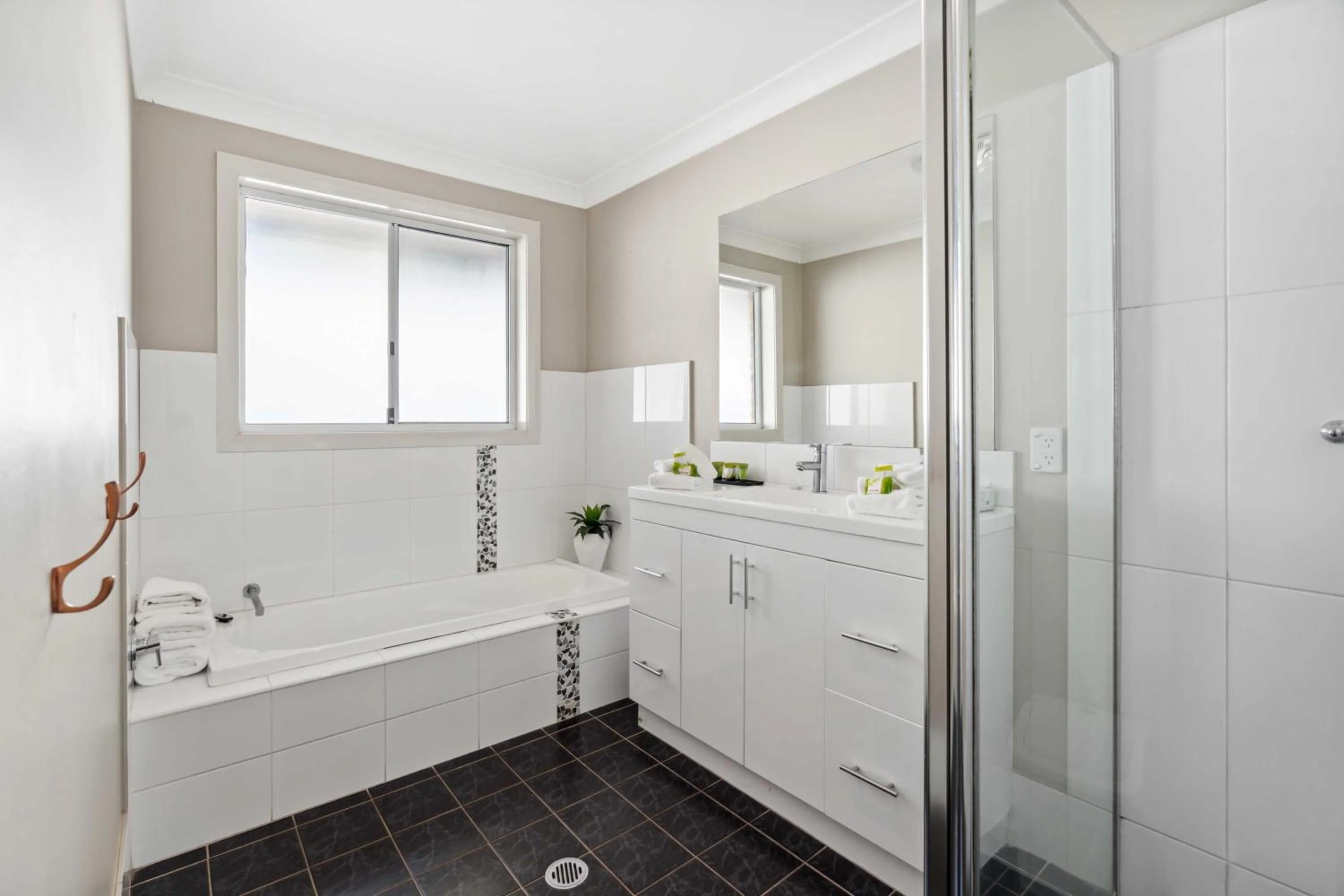 Bathroom in West End Motor Lodge