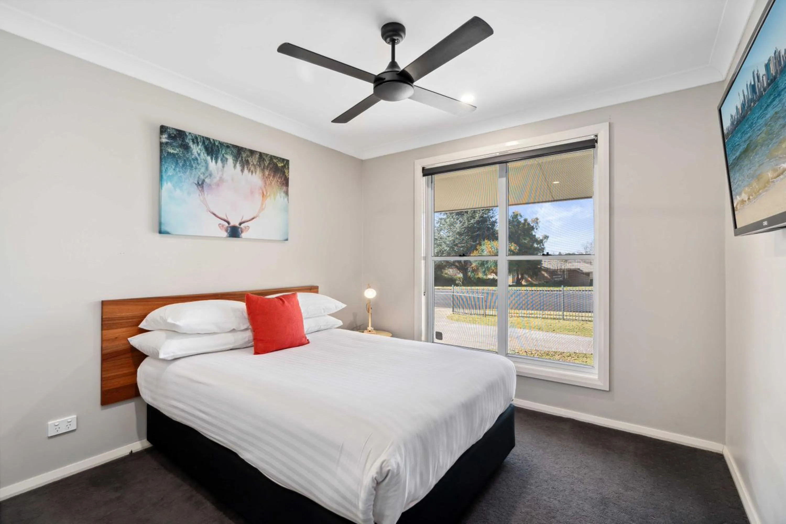 Photo of the whole room, Bed in West End Motor Lodge