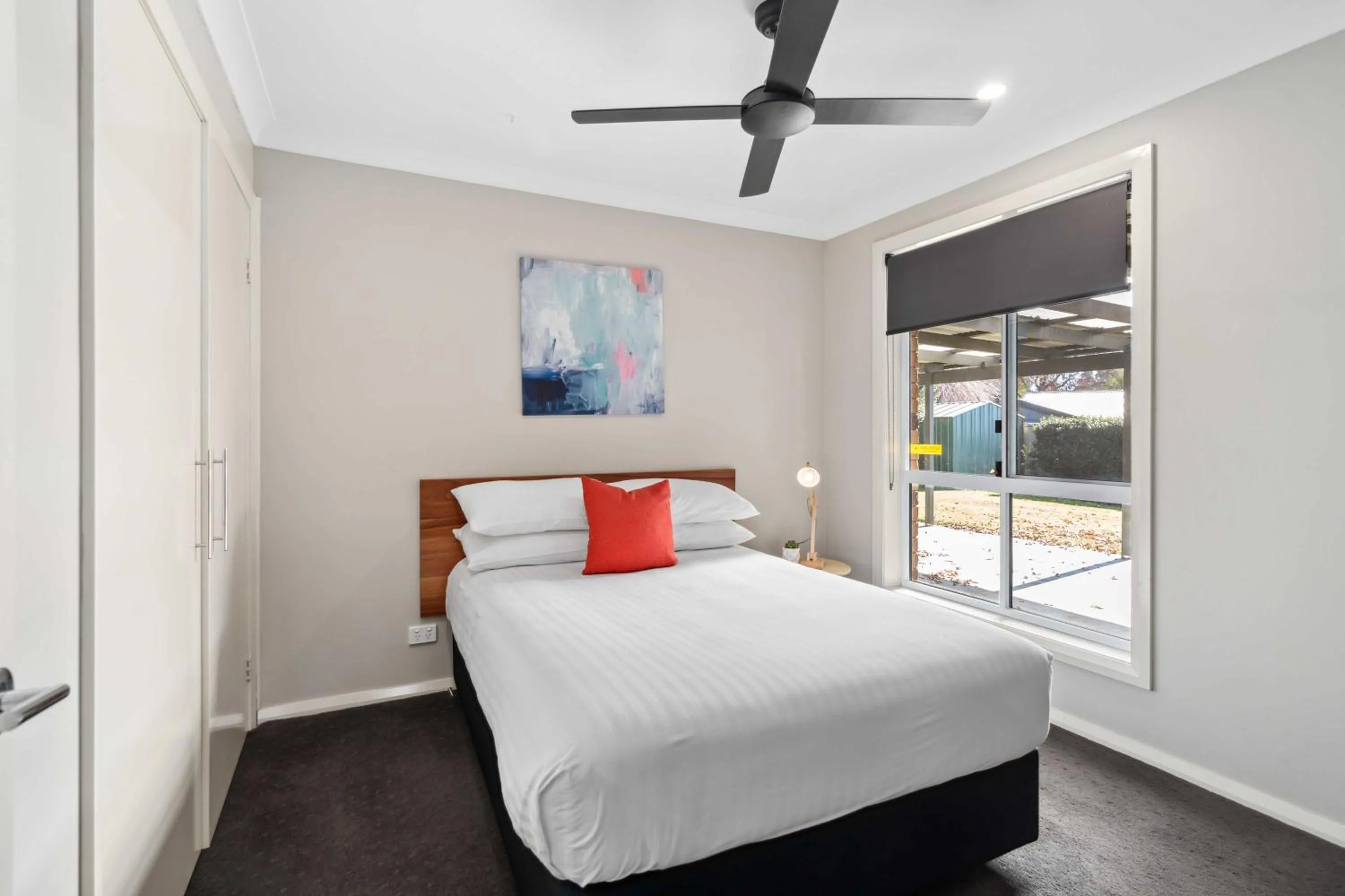 Photo of the whole room, Bed in West End Motor Lodge