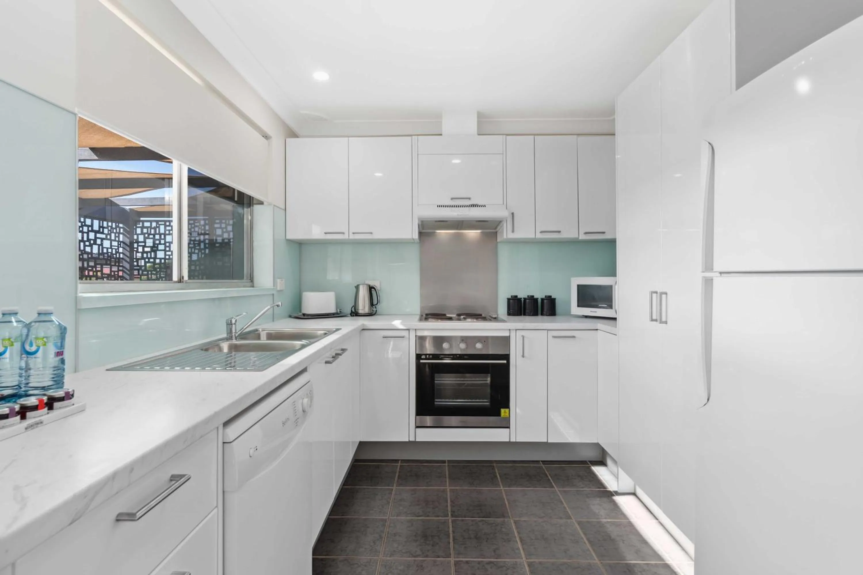 Kitchen or kitchenette in West End Motor Lodge