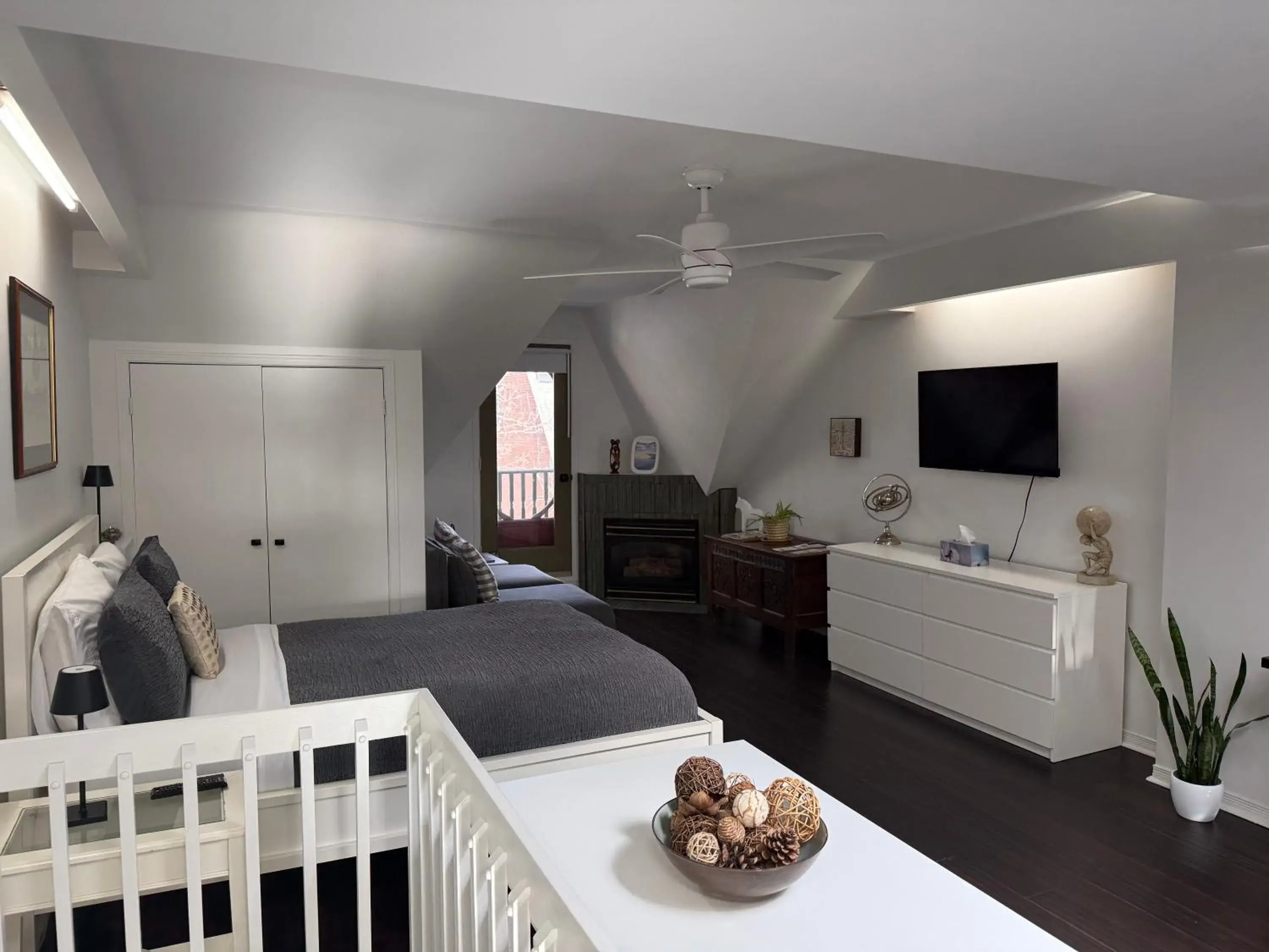 Bright, Private, Peaceful Suite with Retail Conveniences Steps Away Bright, Private, Peaceful Suite with Retail Conveniences Steps Away