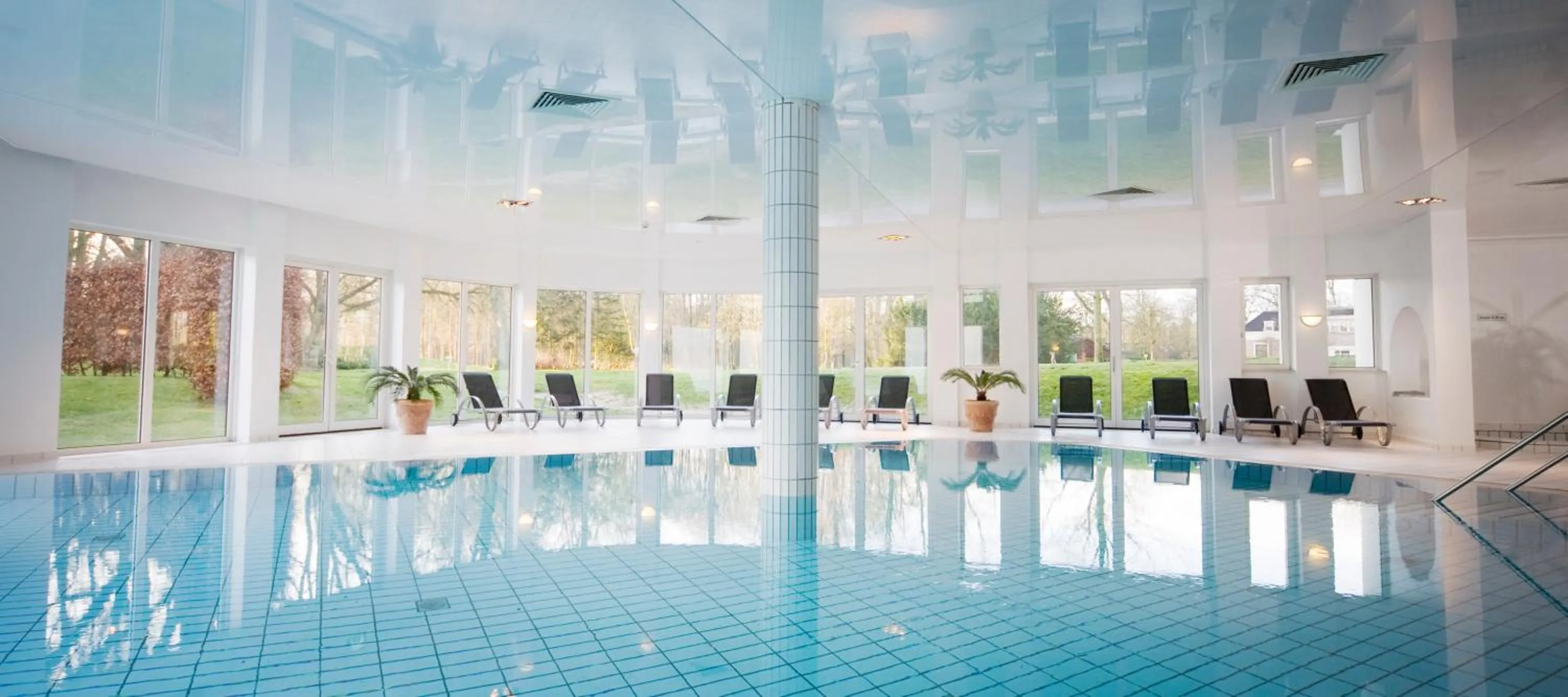 Swimming pool in Landgoed Lauswolt