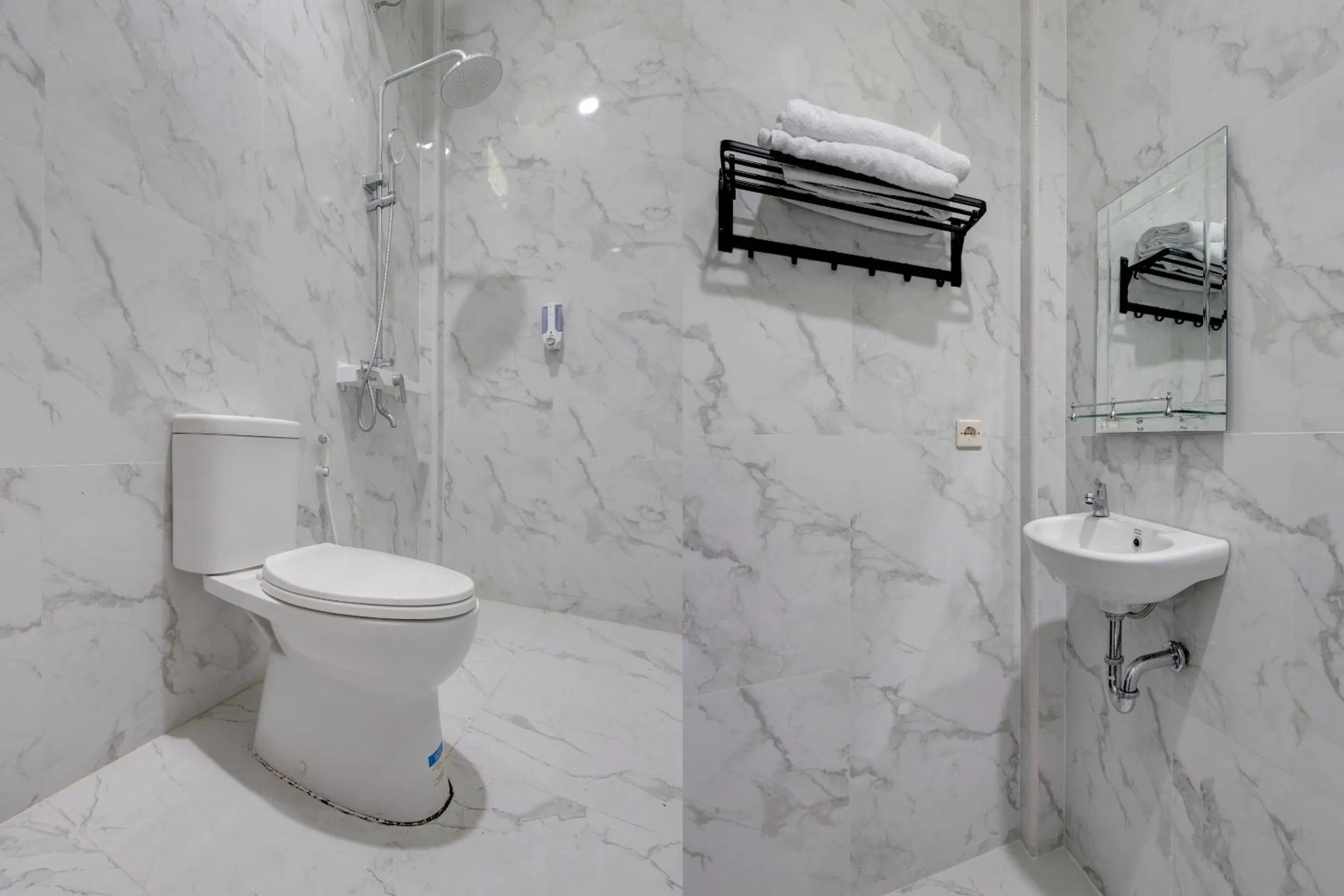 Bathroom in Collection O 93028 Homestay Joglo Ibu