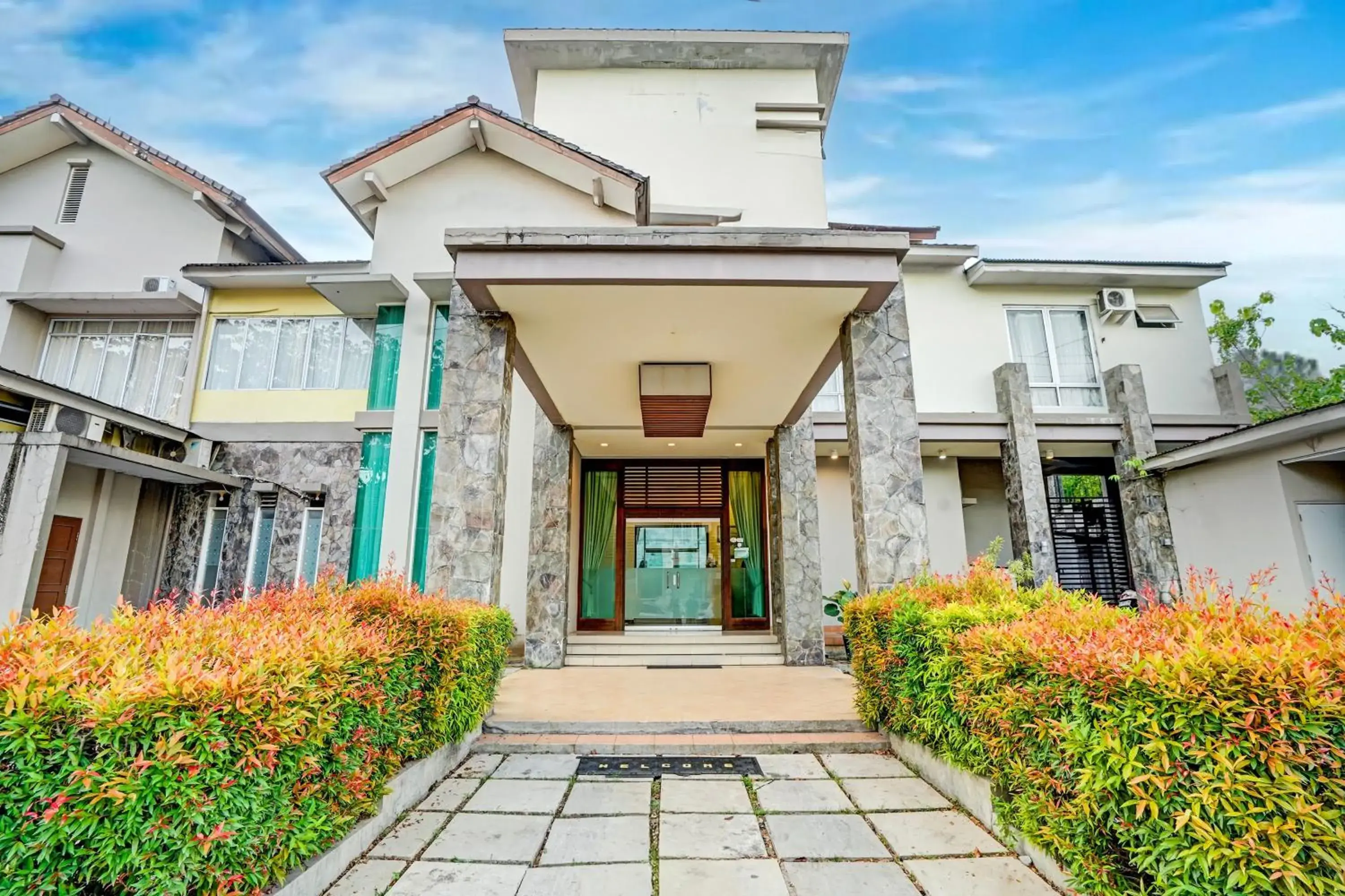 Facade/entrance in Collection O Padang near Mesjid Raya Syekh Ahmad Al-Minangkabawi formerly Hotel Surya Palace Facade/entrance in Collection O Padang near Mesjid Raya Syekh Ahmad Al-Minangkabawi formerly Hotel Surya Palace