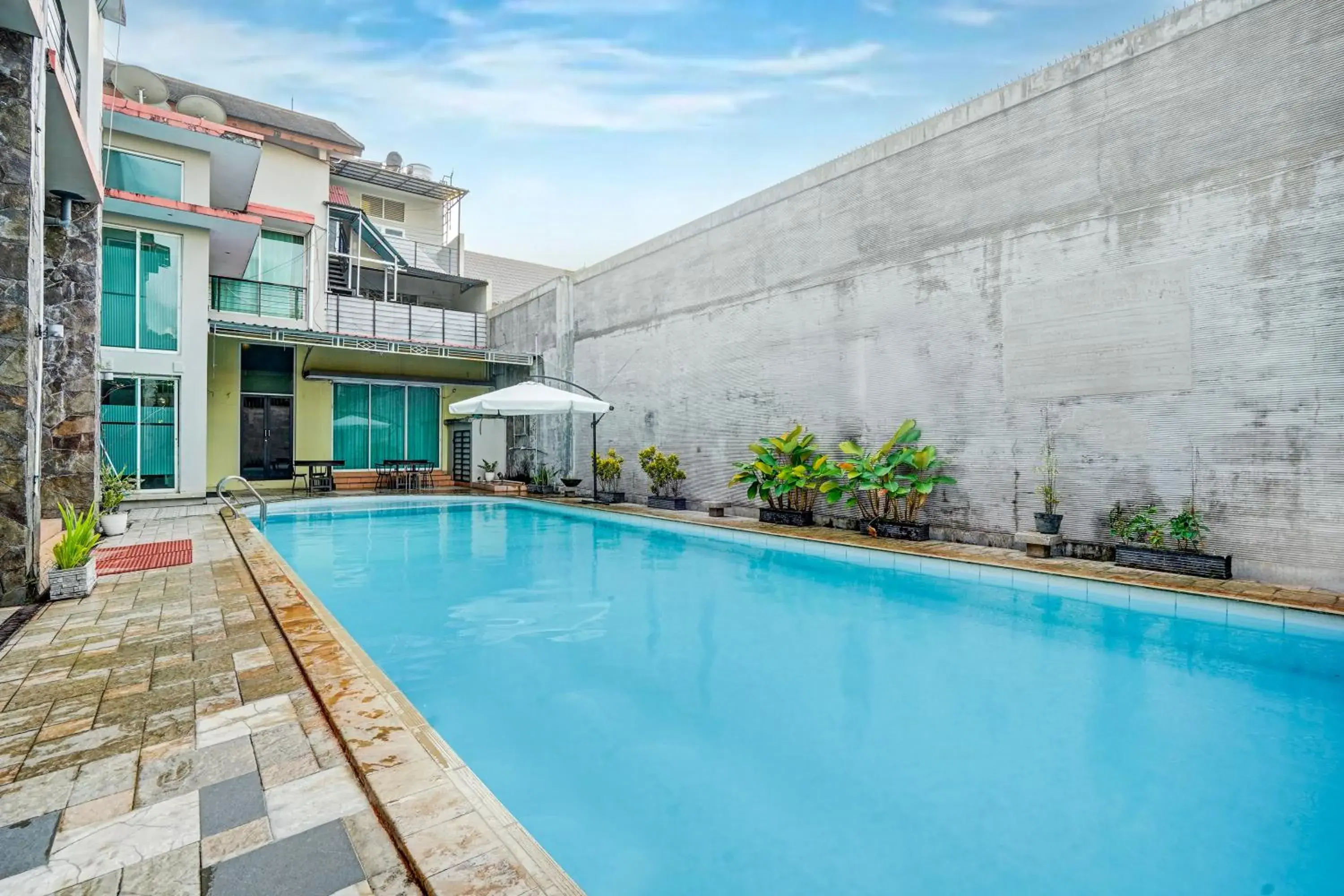 Swimming pool in Collection O Padang near Mesjid Raya Syekh Ahmad Al-Minangkabawi formerly Hotel Surya Palace Swimming pool in Collection O Padang near Mesjid Raya Syekh Ahmad Al-Minangkabawi formerly Hotel Surya Palace