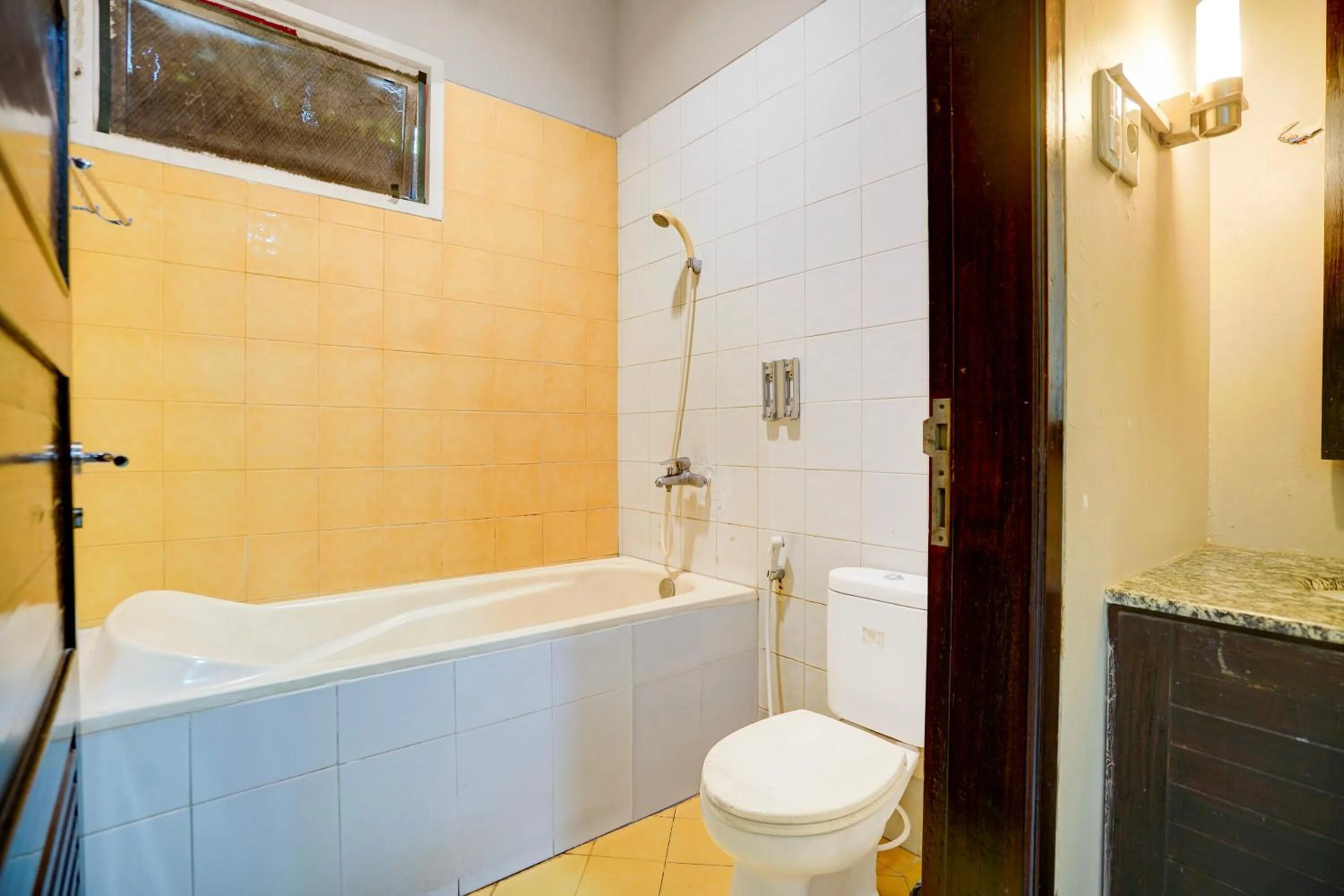 Bathroom in Collection O Padang near Mesjid Raya Syekh Ahmad Al-Minangkabawi formerly Hotel Surya Palace