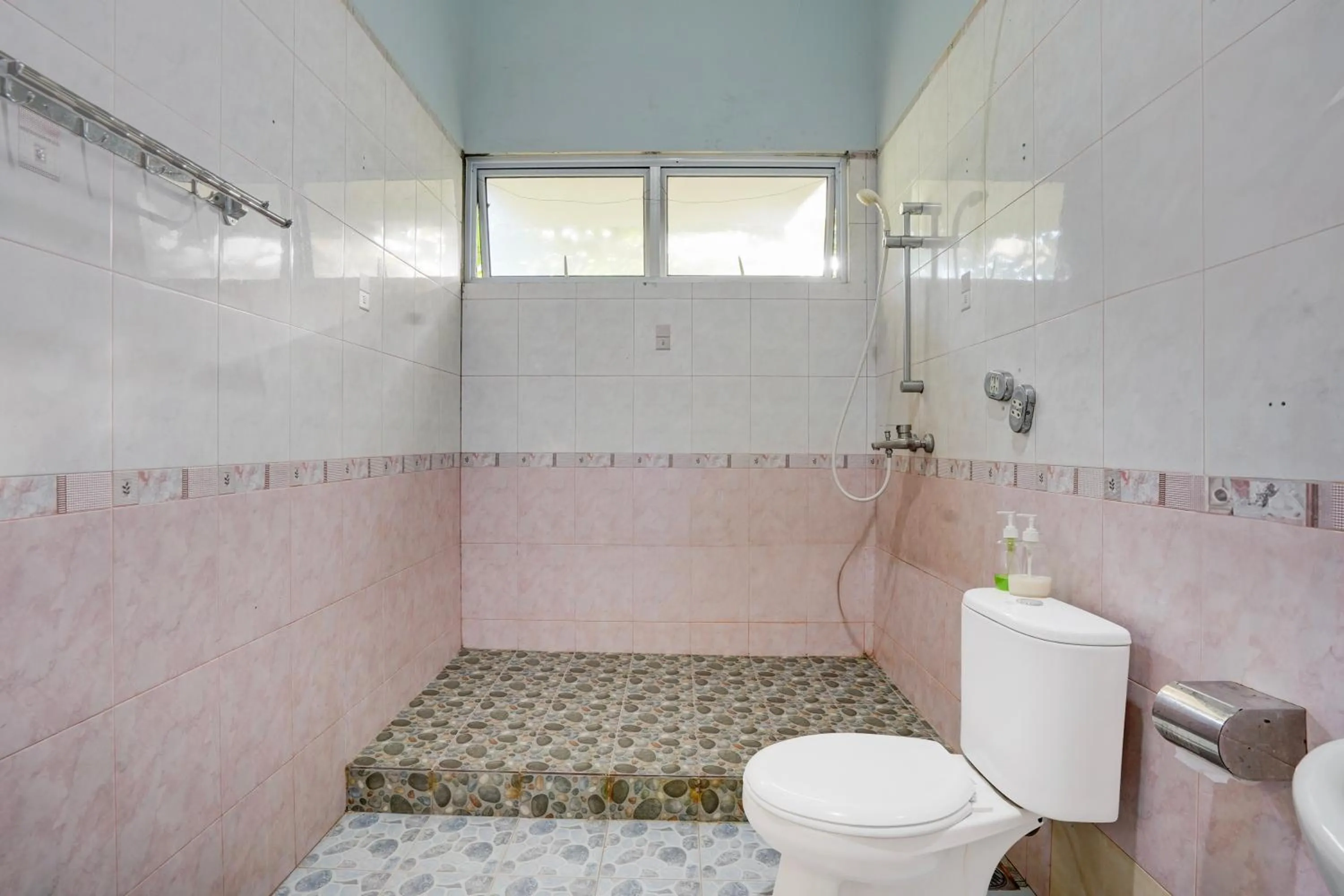 Bathroom in Collection O Padang near Mesjid Raya Syekh Ahmad Al-Minangkabawi formerly Hotel Surya Palace