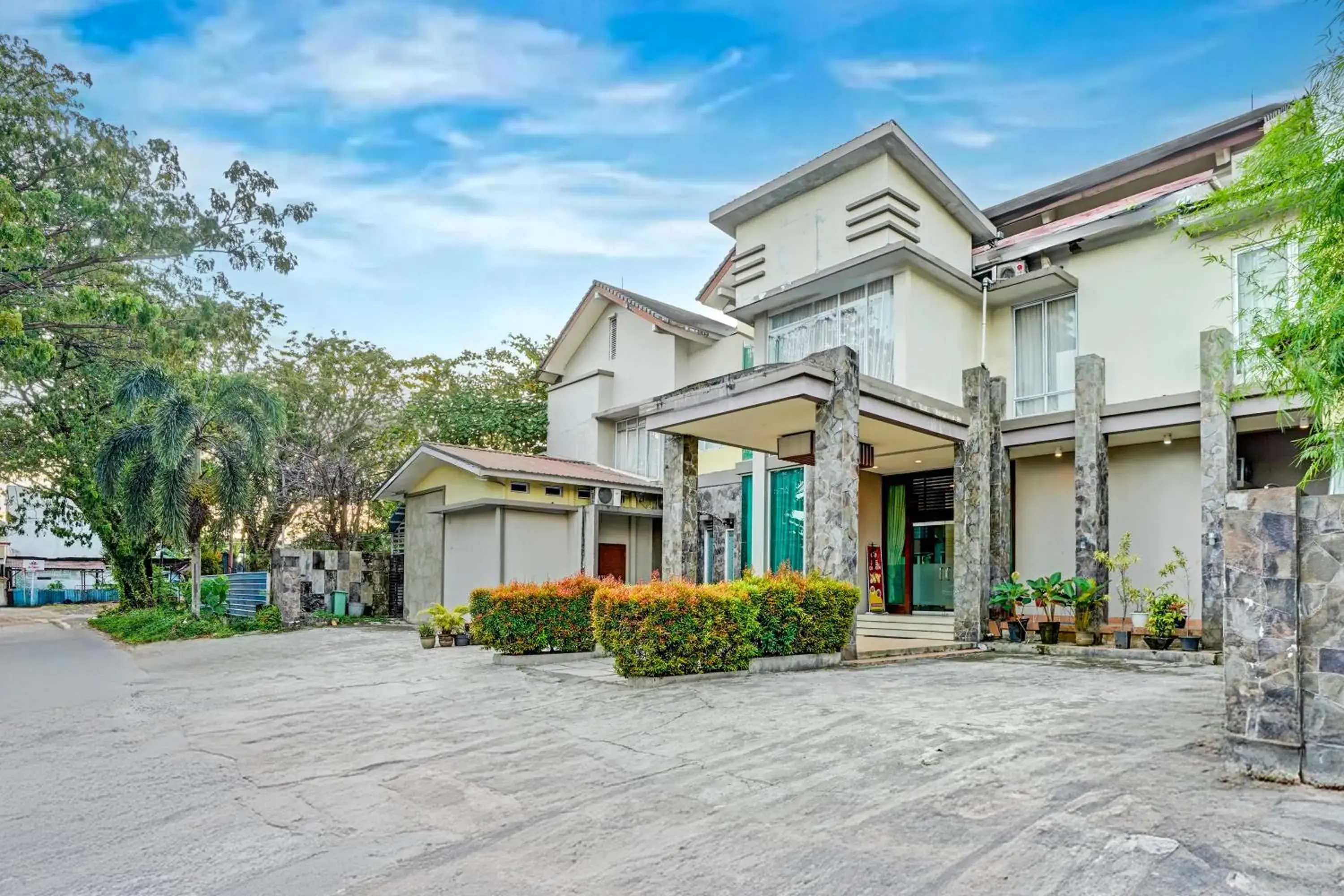 Property building in Collection O Padang near Mesjid Raya Syekh Ahmad Al-Minangkabawi formerly Hotel Surya Palace Property building in Collection O Padang near Mesjid Raya Syekh Ahmad Al-Minangkabawi formerly Hotel Surya Palace