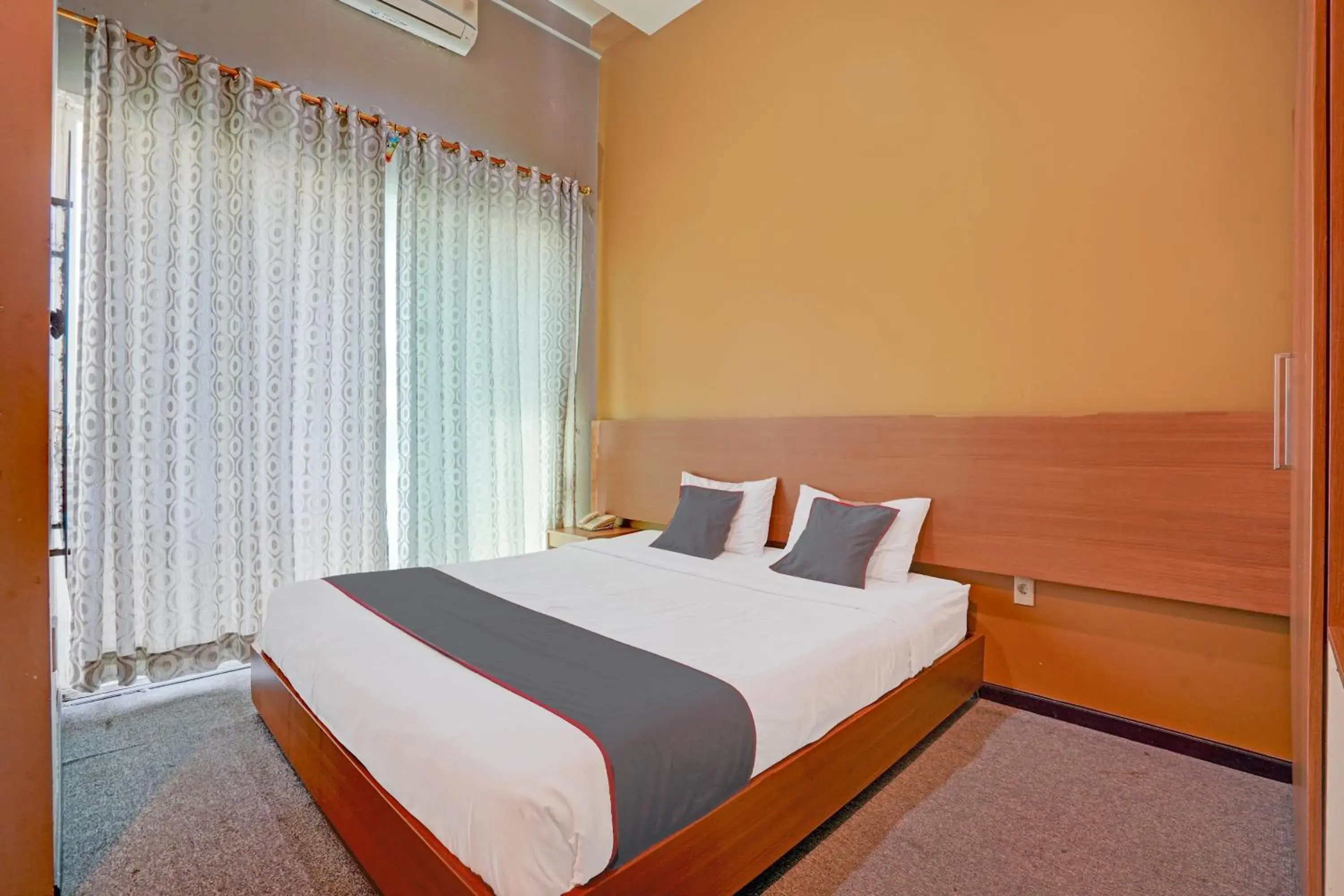 Bed in Collection O Padang near Mesjid Raya Syekh Ahmad Al-Minangkabawi formerly Hotel Surya Palace Bed in Collection O Padang near Mesjid Raya Syekh Ahmad Al-Minangkabawi formerly Hotel Surya Palace