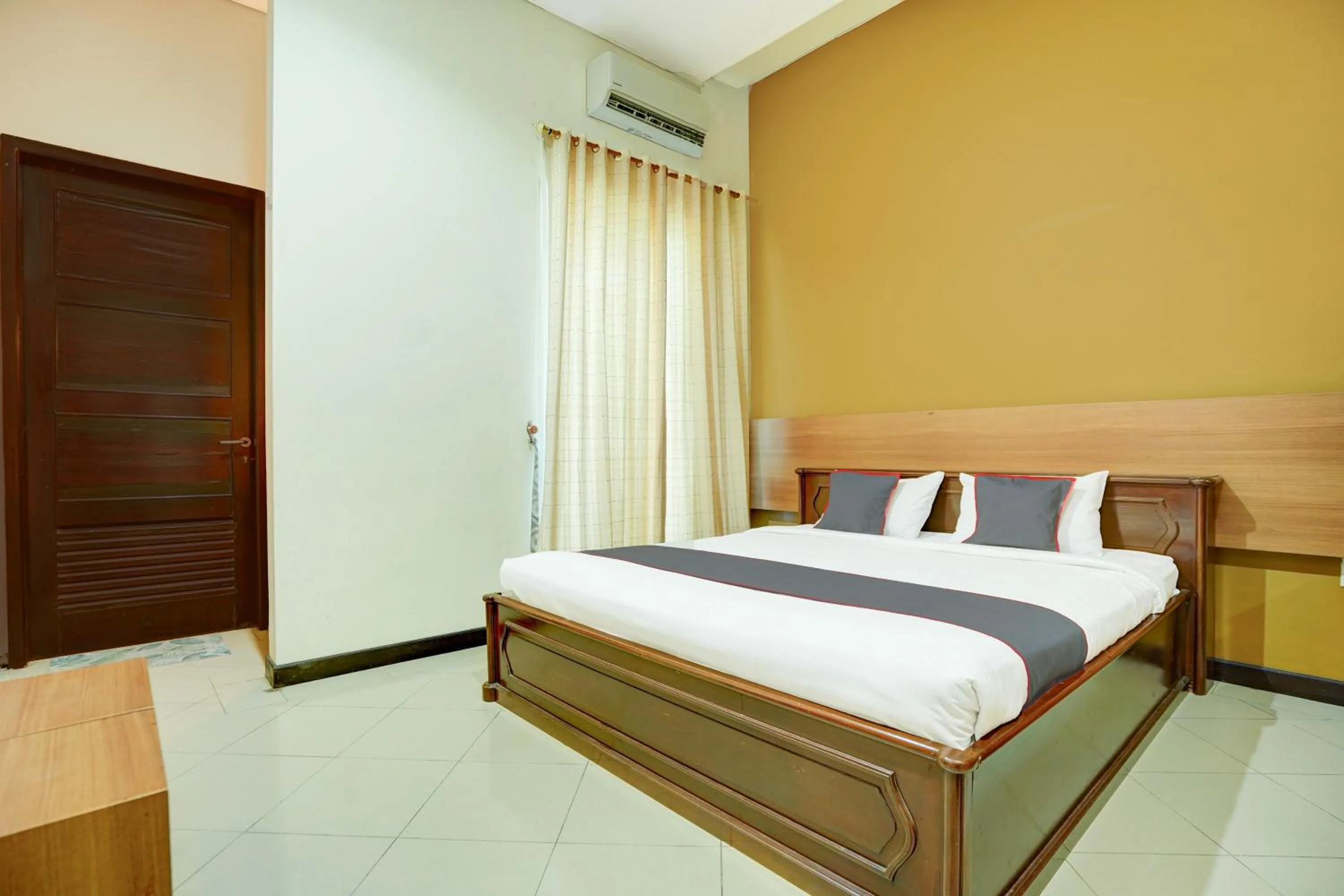 Bed in Collection O Padang near Mesjid Raya Syekh Ahmad Al-Minangkabawi formerly Hotel Surya Palace