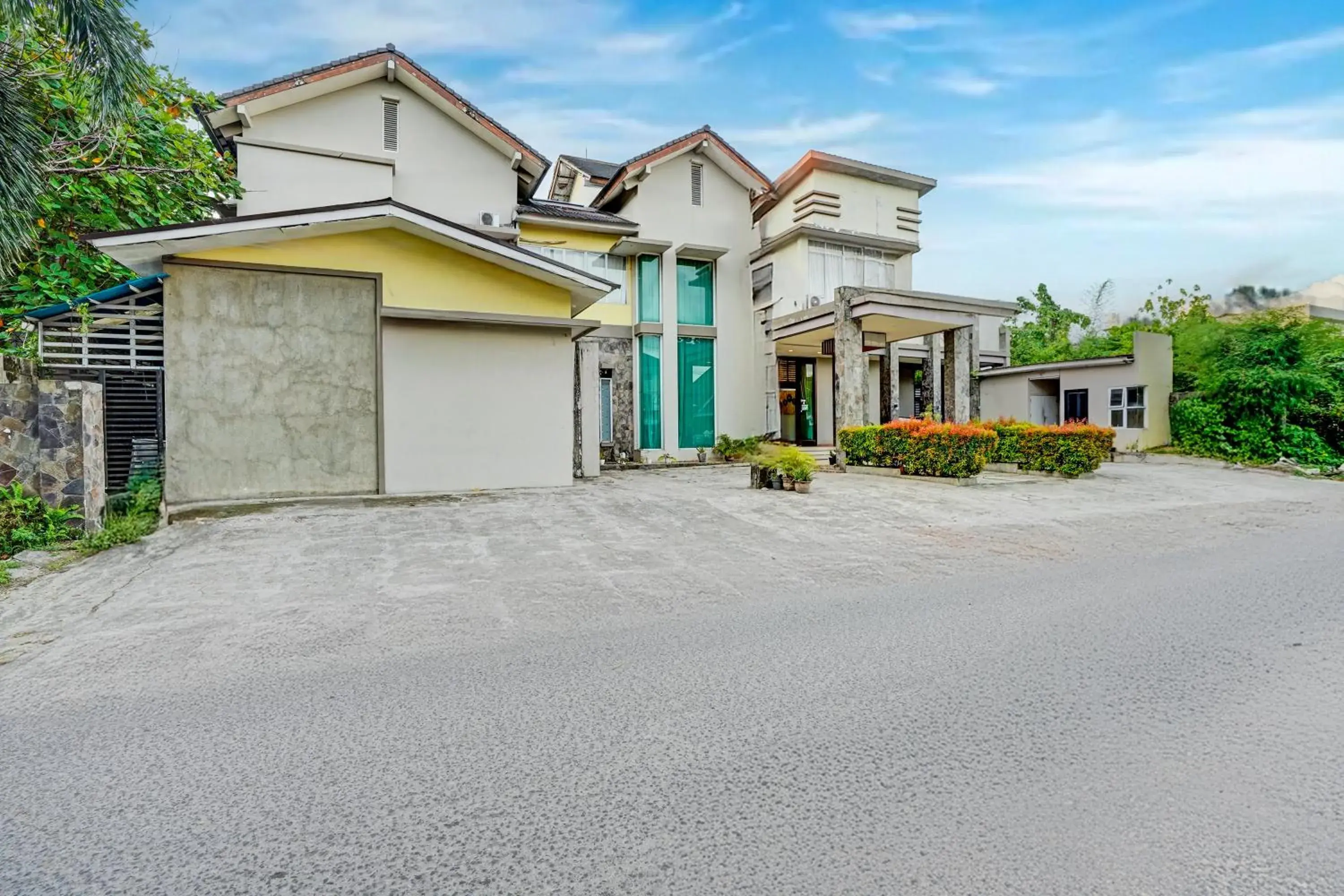Facade/entrance in Collection O Padang near Mesjid Raya Syekh Ahmad Al-Minangkabawi formerly Hotel Surya Palace Facade/entrance in Collection O Padang near Mesjid Raya Syekh Ahmad Al-Minangkabawi formerly Hotel Surya Palace