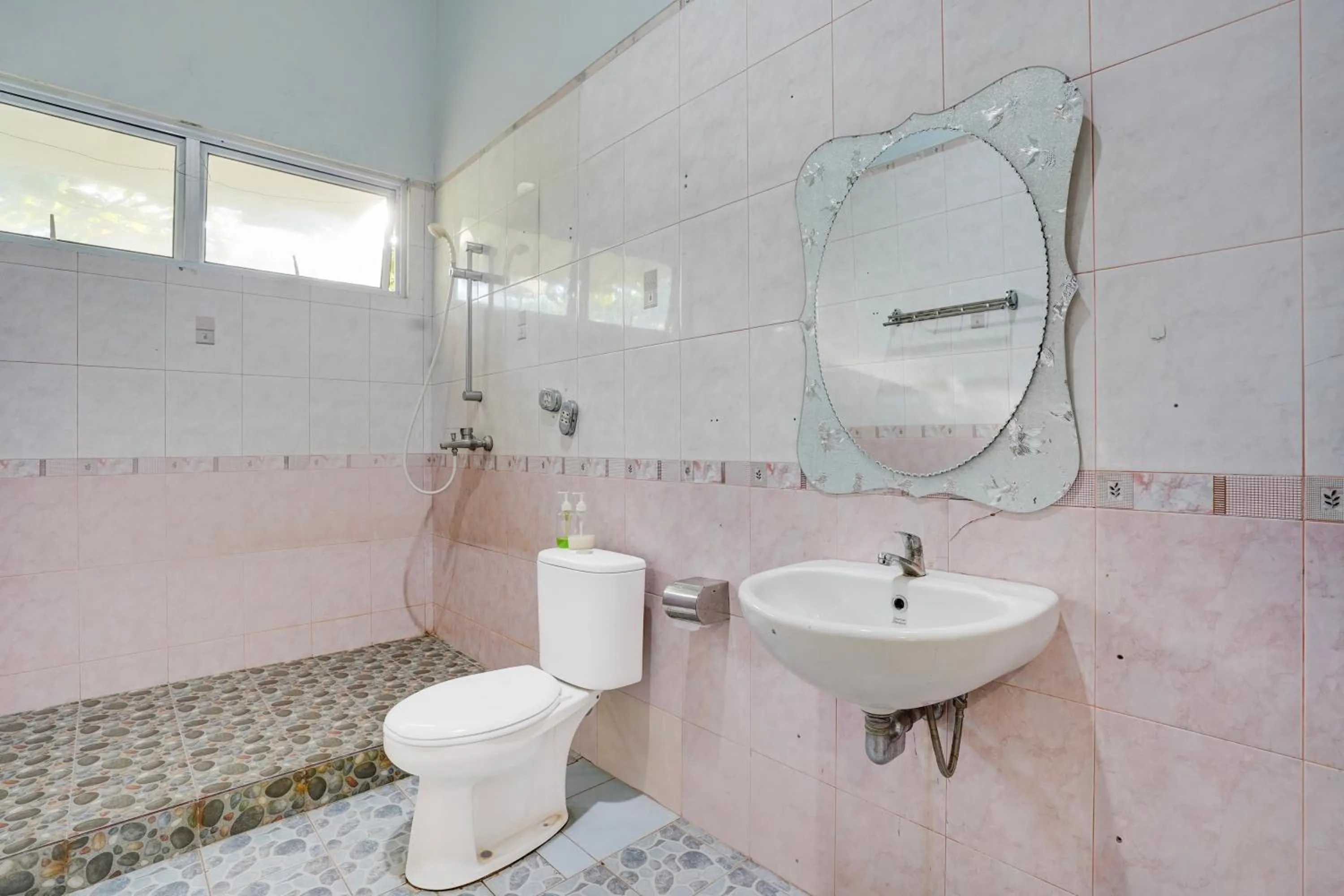 Bathroom in Collection O Padang near Mesjid Raya Syekh Ahmad Al-Minangkabawi formerly Hotel Surya Palace