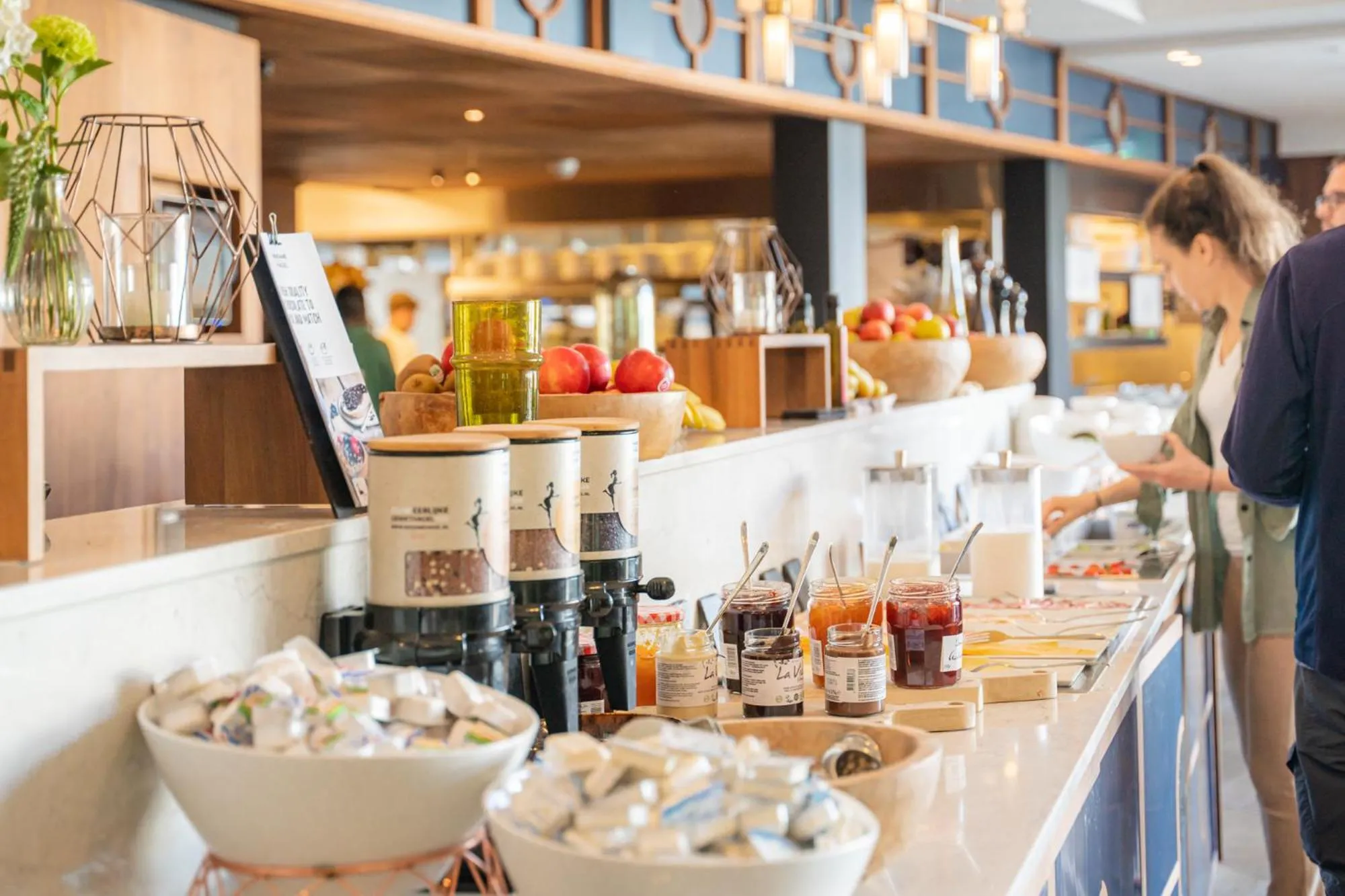 Breakfast in blooming