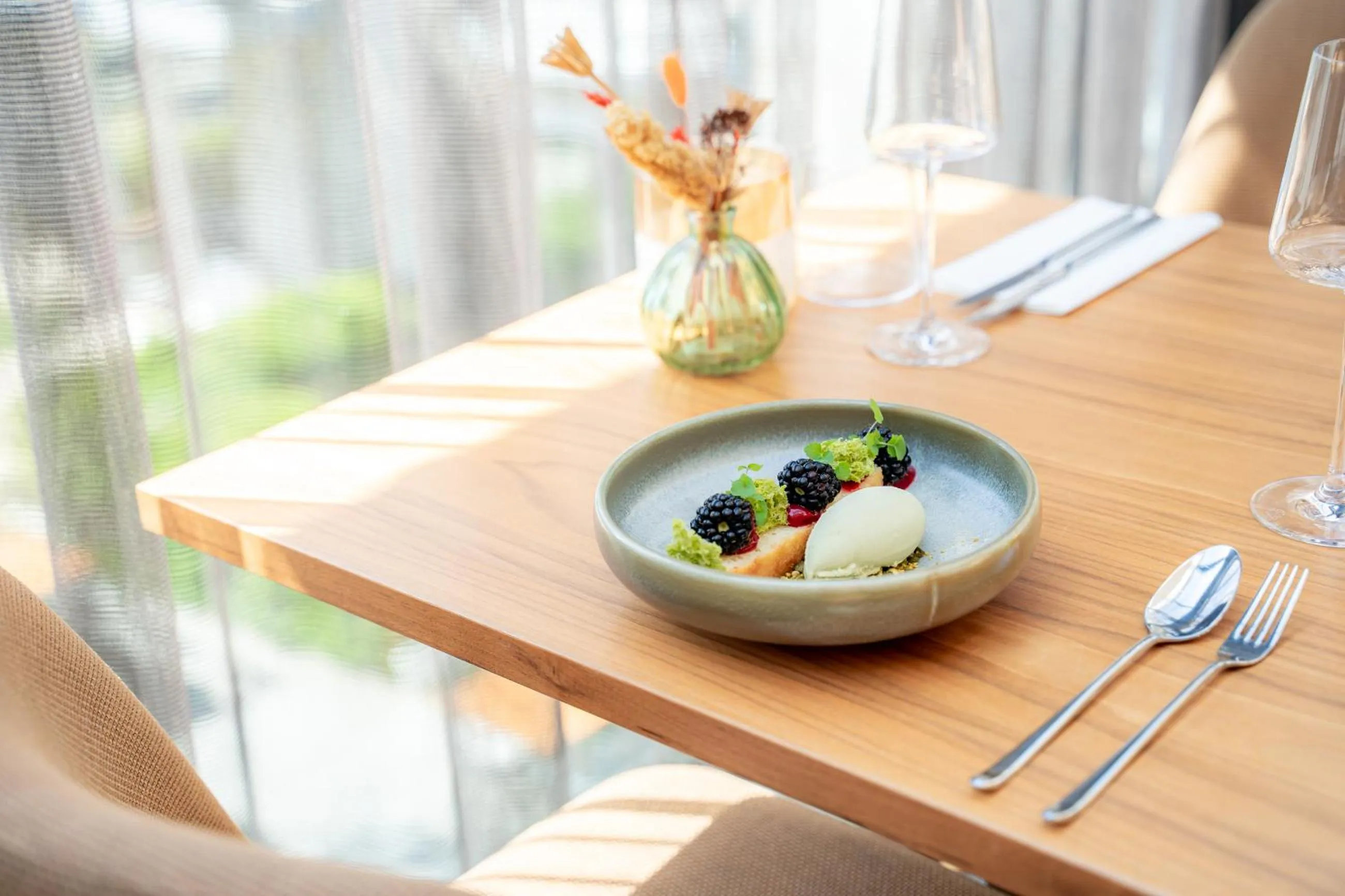 Restaurant/places to eat in blooming