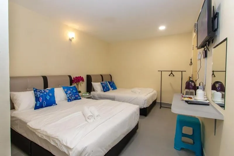 Bedroom, Bed in Southern Tip Hotel - City & 100m walk to McDonald's & FREE DOBI