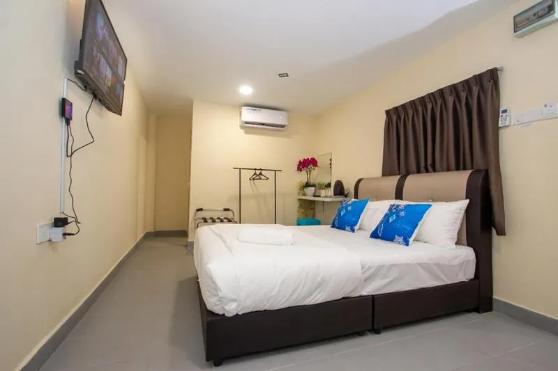 Communal lounge/ TV room, Bed in Southern Tip Hotel - City & 100m walk to McDonald's & FREE DOBI