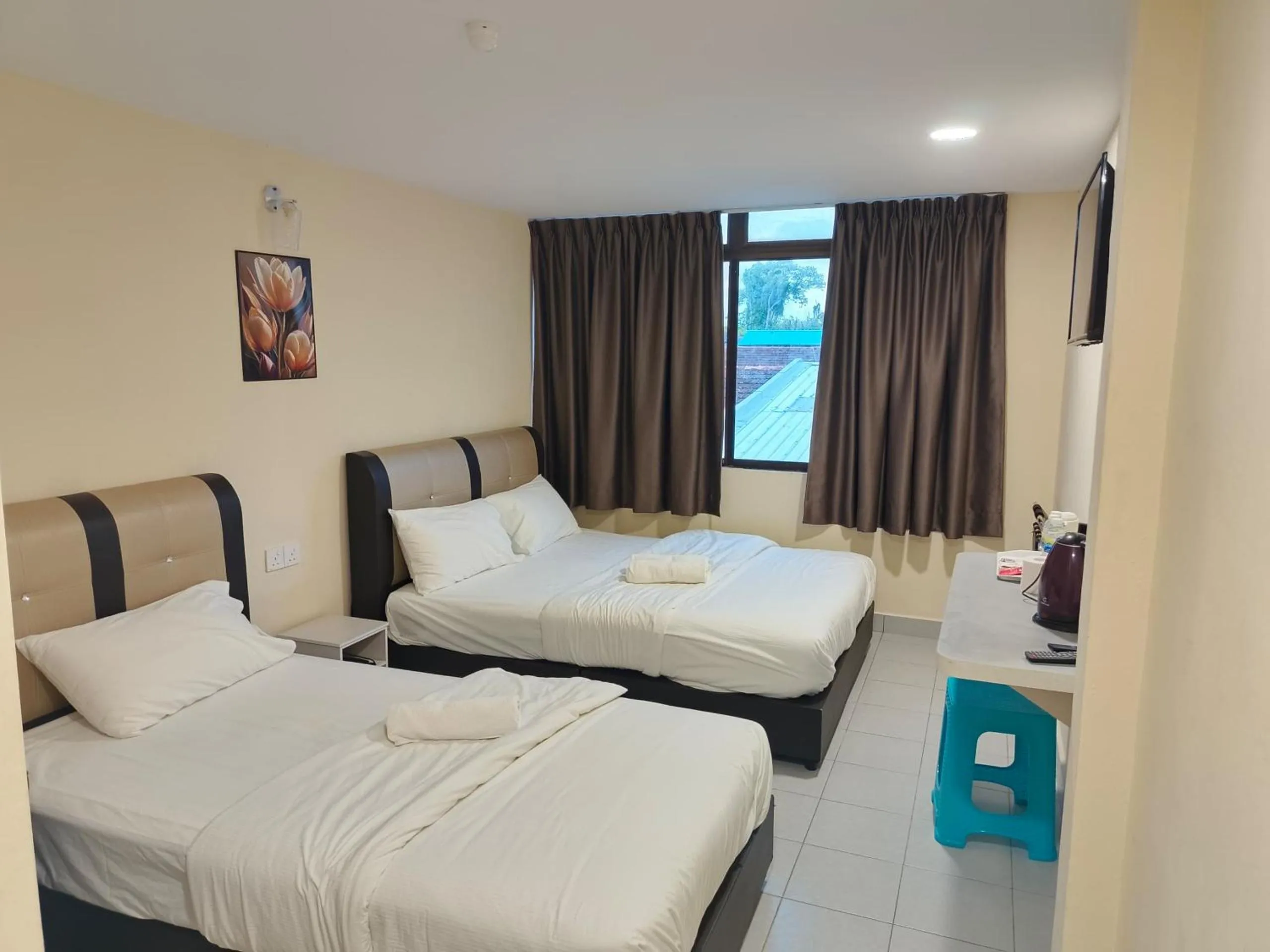 Bedroom, Bed in Southern Tip Hotel - City & 100m walk to McDonald's & FREE DOBI