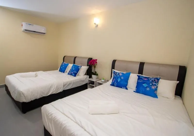Bedroom, Bed in Southern Tip Hotel - City & 100m walk to McDonald's & FREE DOBI