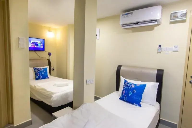 Bedroom, Bed in Southern Tip Hotel - City & 100m walk to McDonald's & FREE DOBI Bedroom, Bed in Southern Tip Hotel - City & 100m walk to McDonald's & FREE DOBI