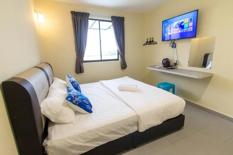 Bed in Southern Tip Hotel - City & 100m walk to McDonald's & FREE DOBI