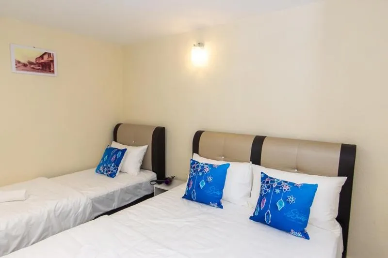 Bedroom, Bed in Southern Tip Hotel - City & 100m walk to McDonald's & FREE DOBI