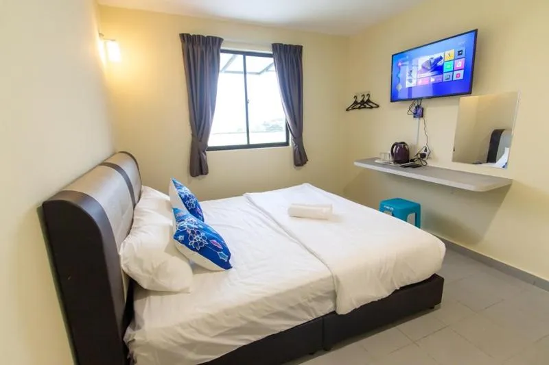 Bed in Southern Tip Hotel - City & 100m walk to McDonald's & FREE DOBI