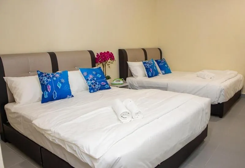 Bedroom, Bed in Southern Tip Hotel - City & 100m walk to McDonald's & FREE DOBI